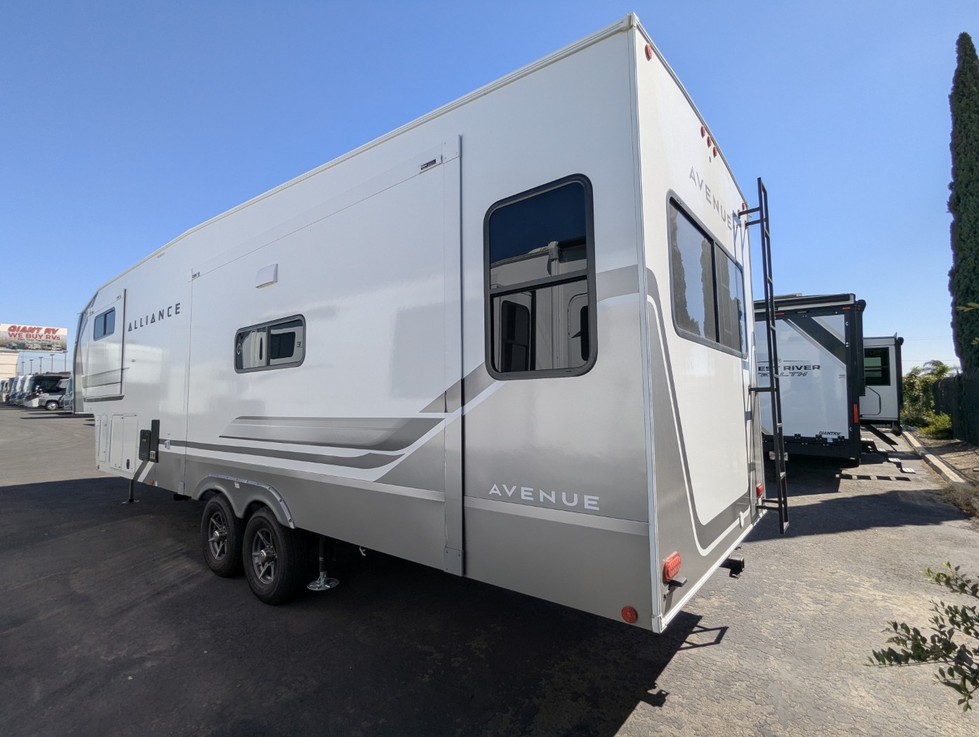 2027 Alliance RV Avenue 32RLS - Image 4