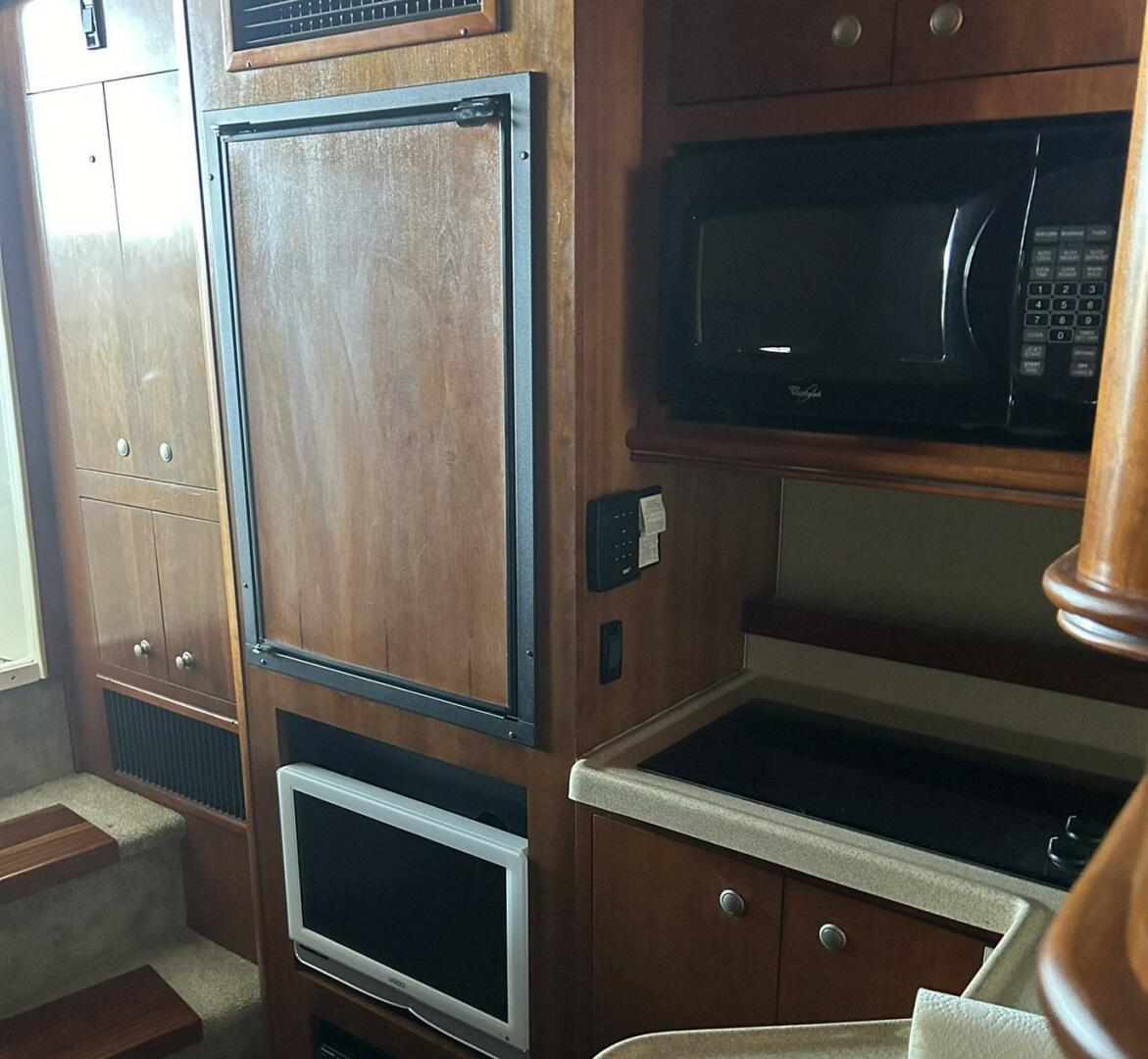 2006 Cruisers Yachts 370 Express - Image 8