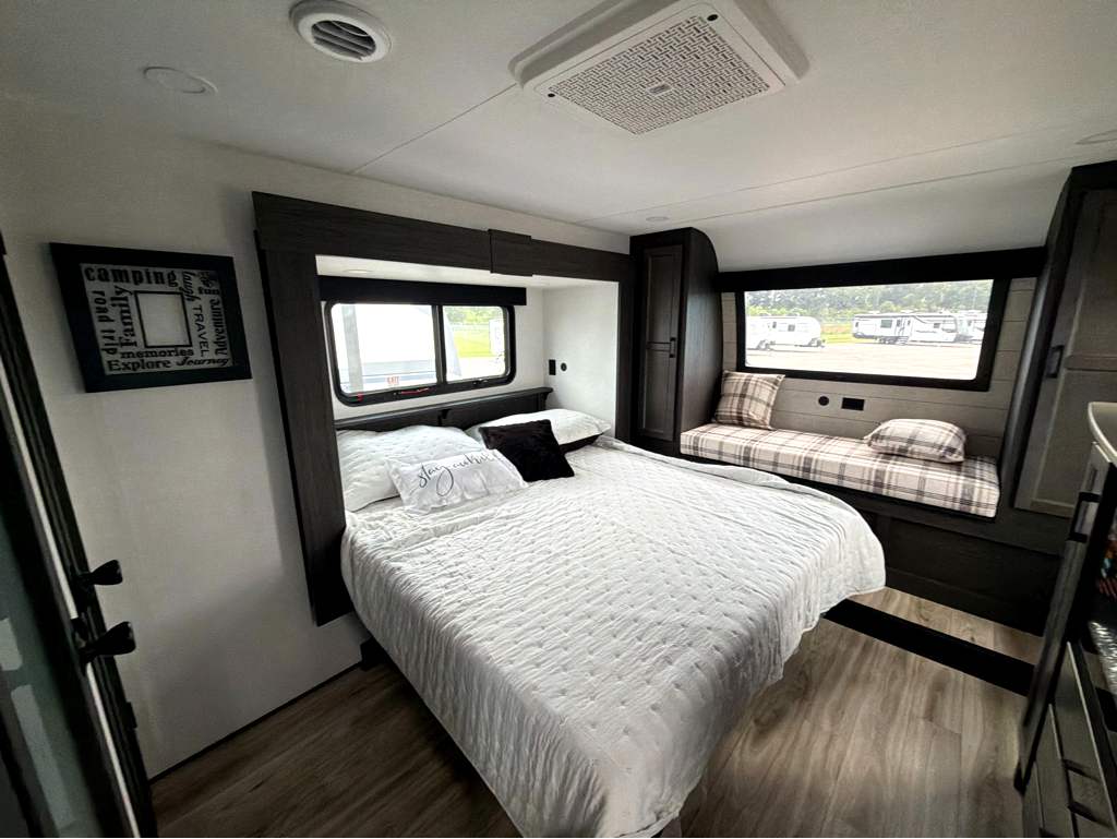 2027 VENTURE RV SPORTTREK 363VFR - Image 29