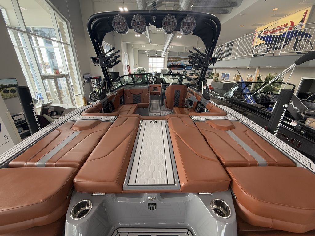 2025 MasterCraft XT22 - Image 18