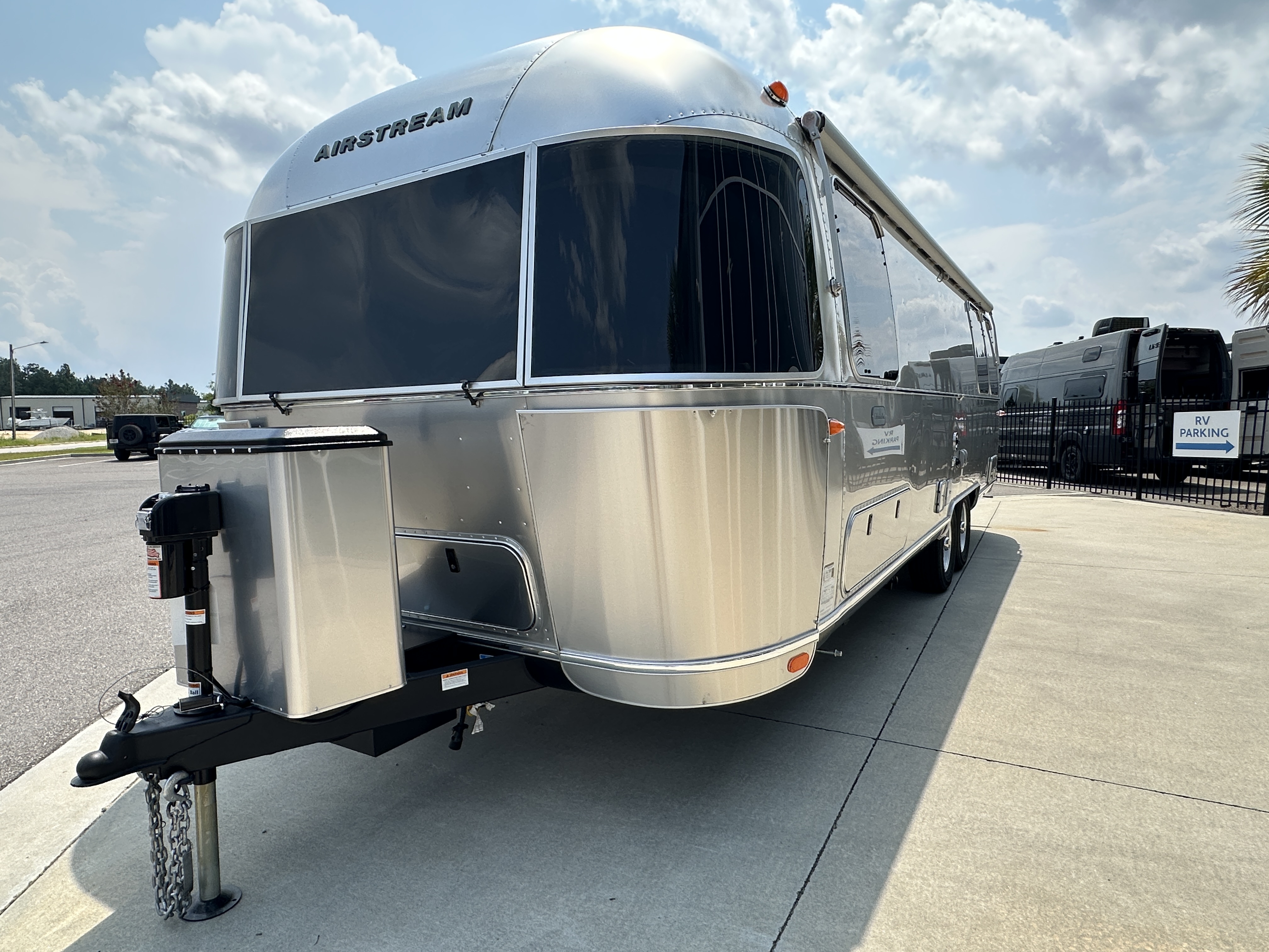 2027 Airstream Globetrotter 27FB Twin - Image 8