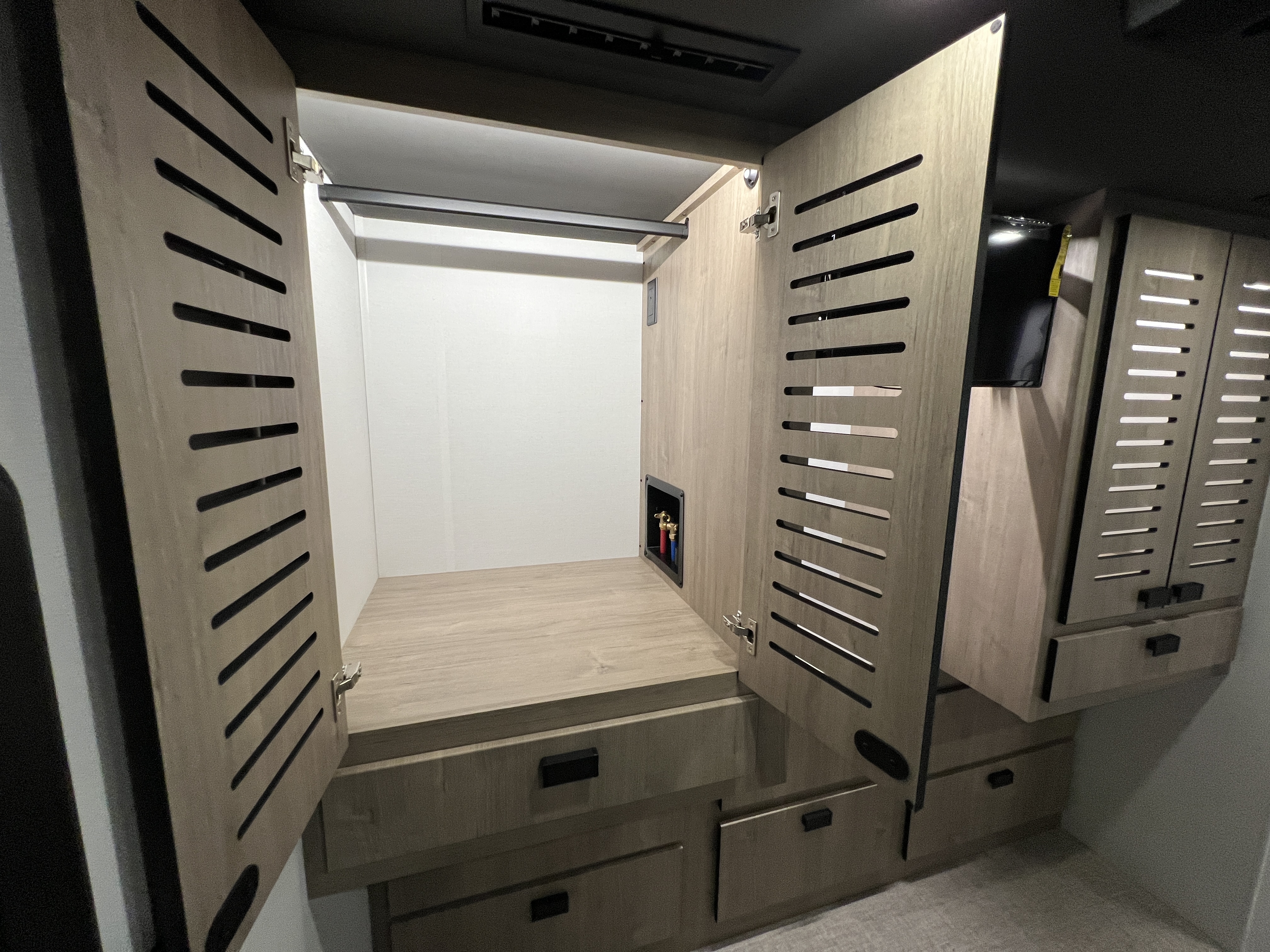 2027 Grand Design LINEAGE SERIES E 30DC - Image 31