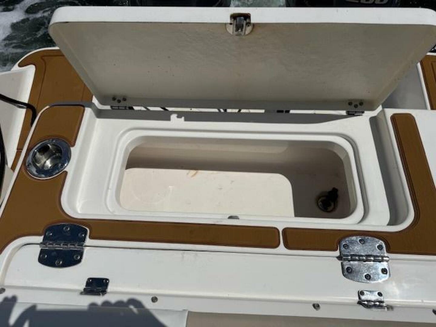 2021 Robalo R242 Center Console Base - Image 13
