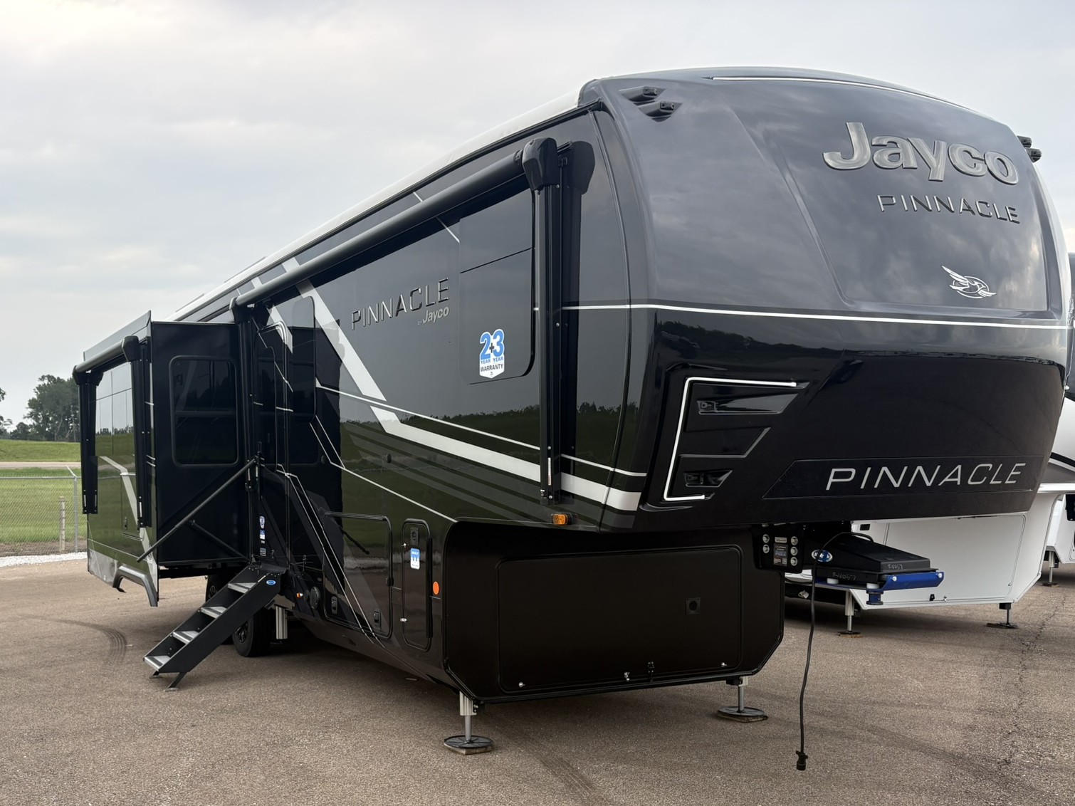 2027 JAYCO PINNACLE 32RLTS - Image 1