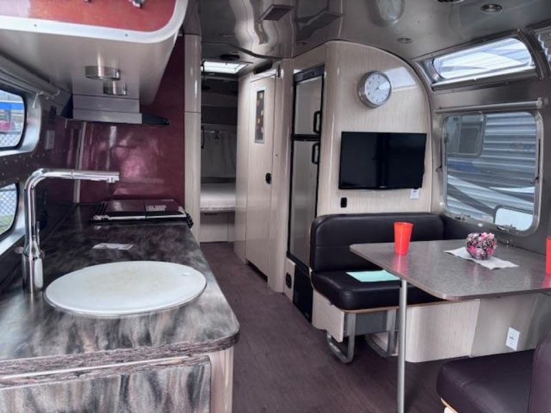 2017 Airstream International Serenity 30 - Image 5