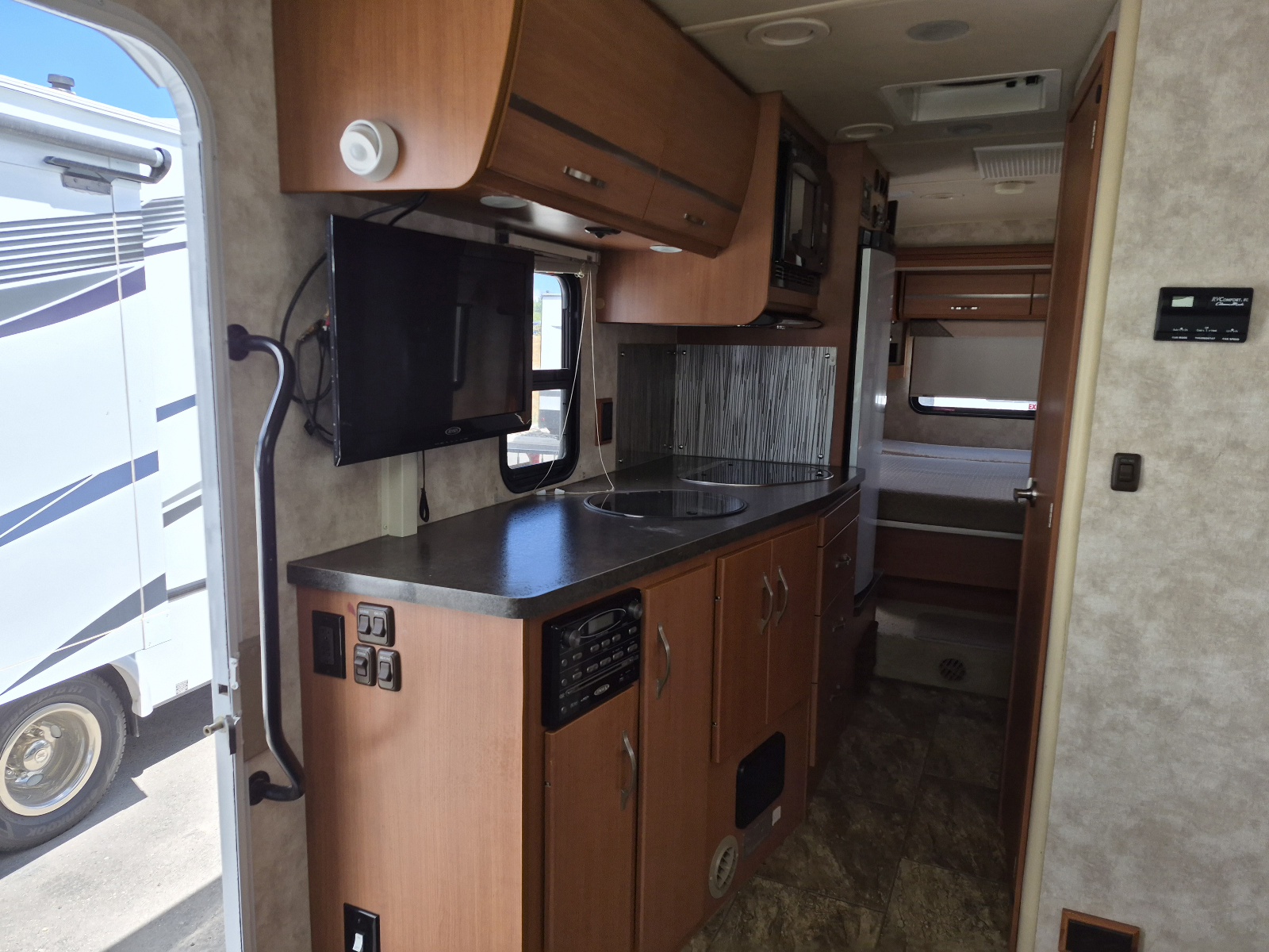 2012 Winnebago View Profile 24G - Image 9