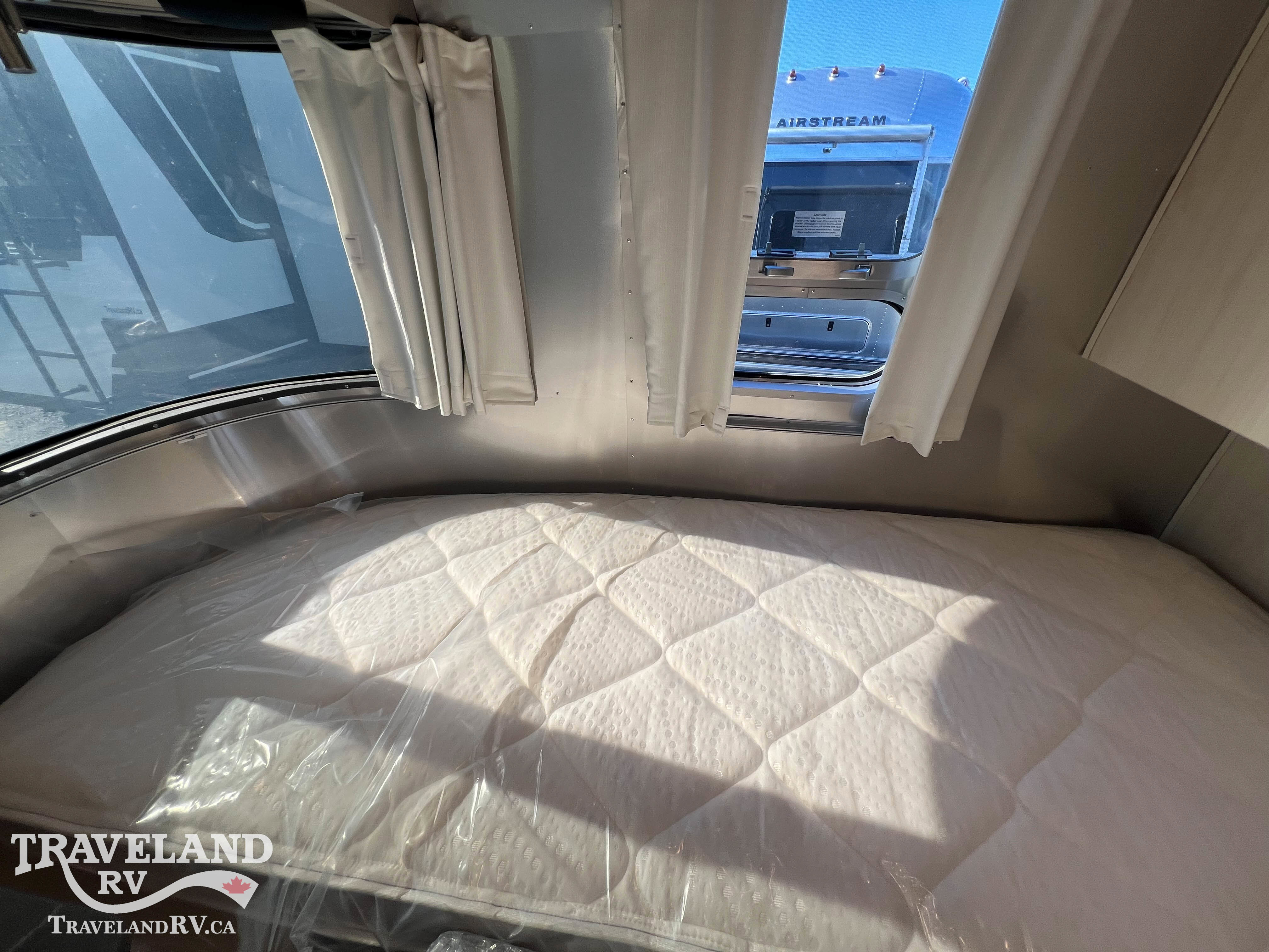 2026 Airstream Flying Cloud 25FB - Image 17