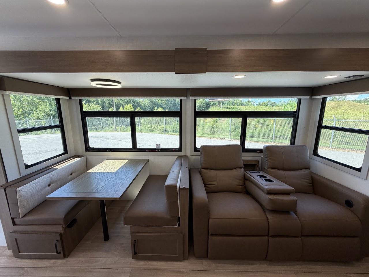2027 VENTURE RV SPORTTREK 343VIB - Image 17
