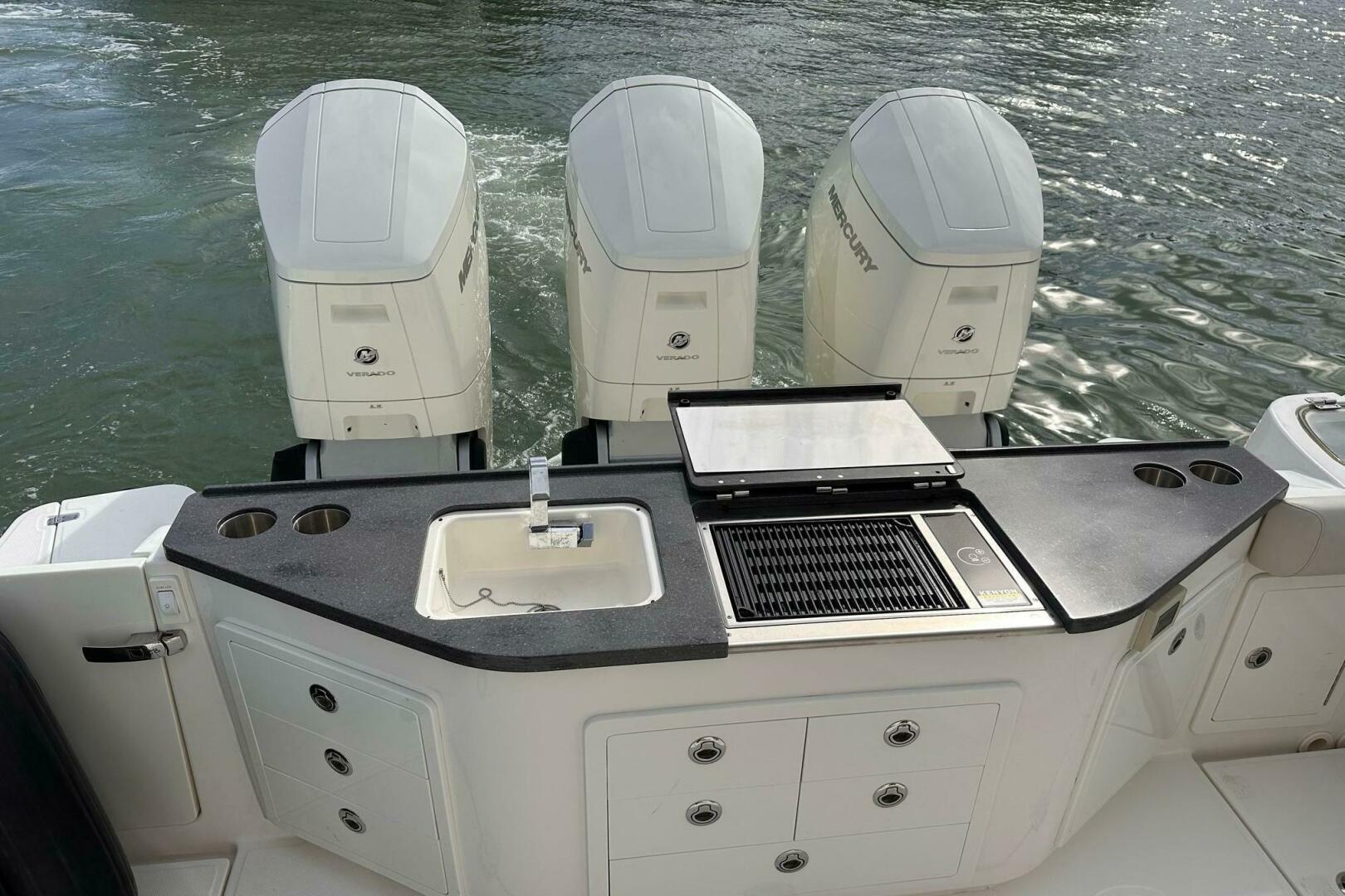2022 Boston Whaler Conquest 405 - Image 9