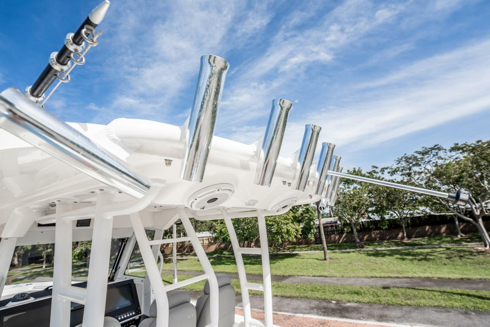 2021 Everglades 335 Center Console - Image 36