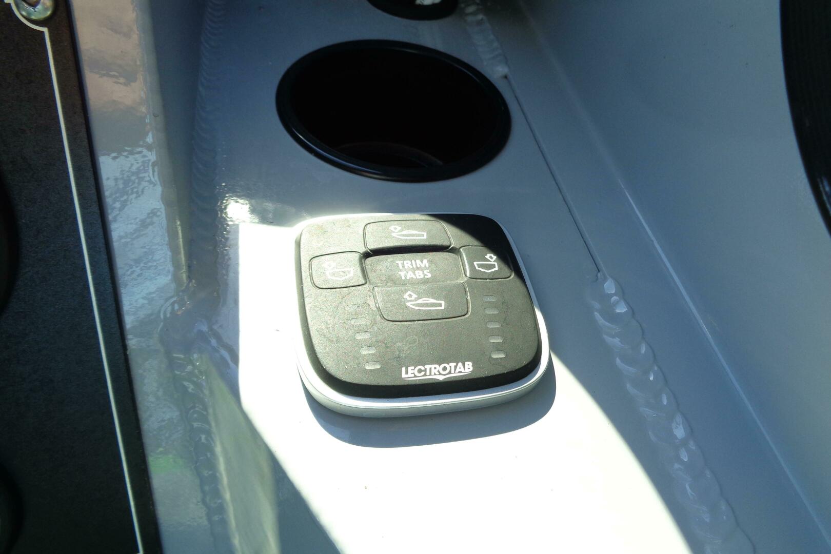 2022 Hewes 210 Sea Runner ET HT Base - Image 10