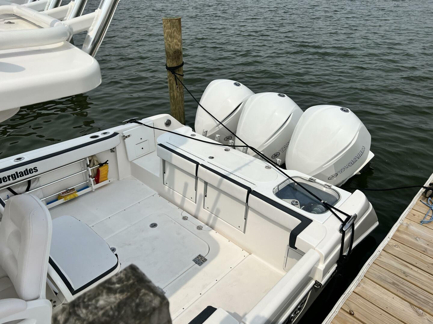 2012 Everglades 350 LX - Image 18