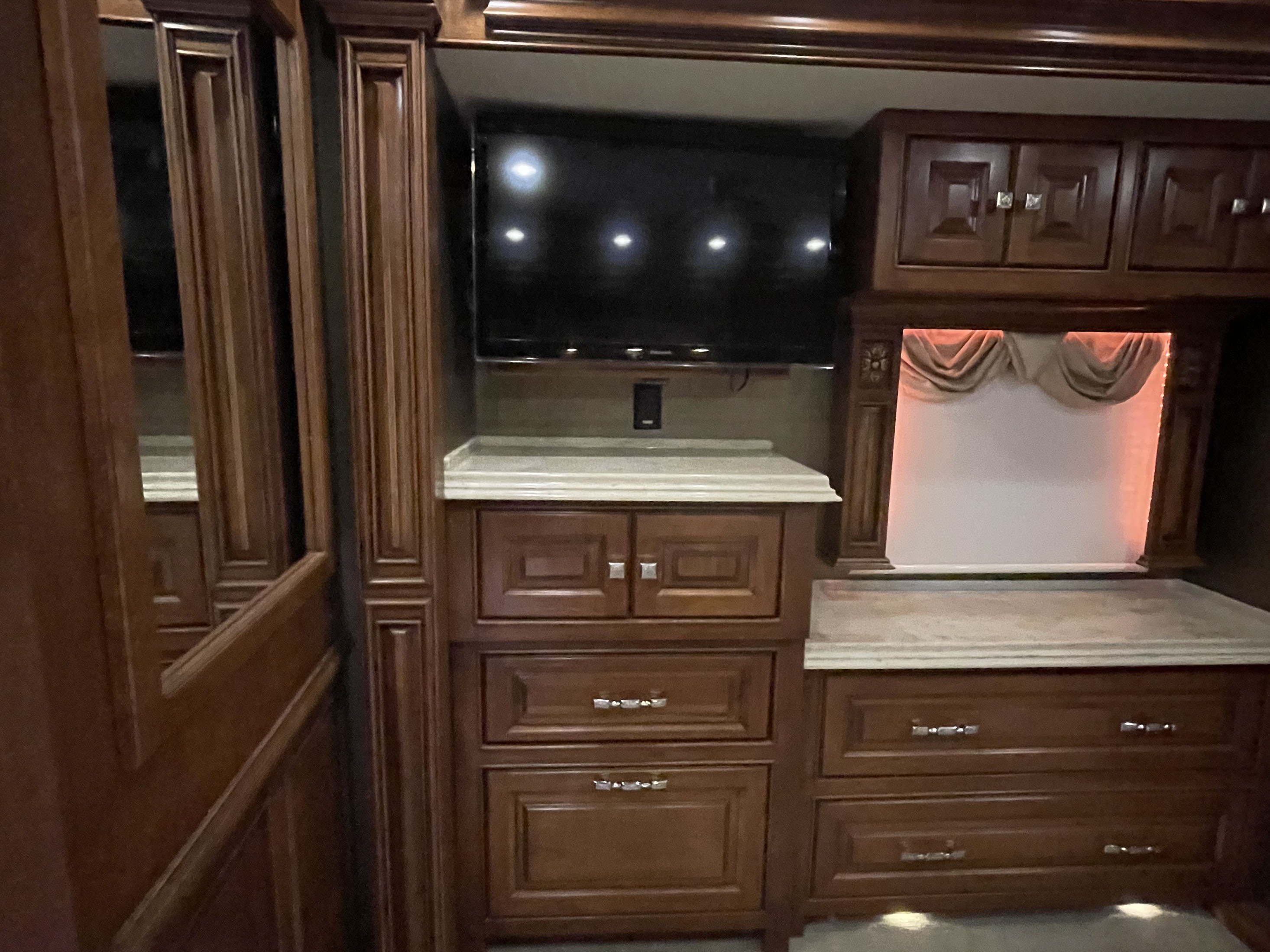 2013 TIFFIN ZEPHYR 45LZ - Image 19