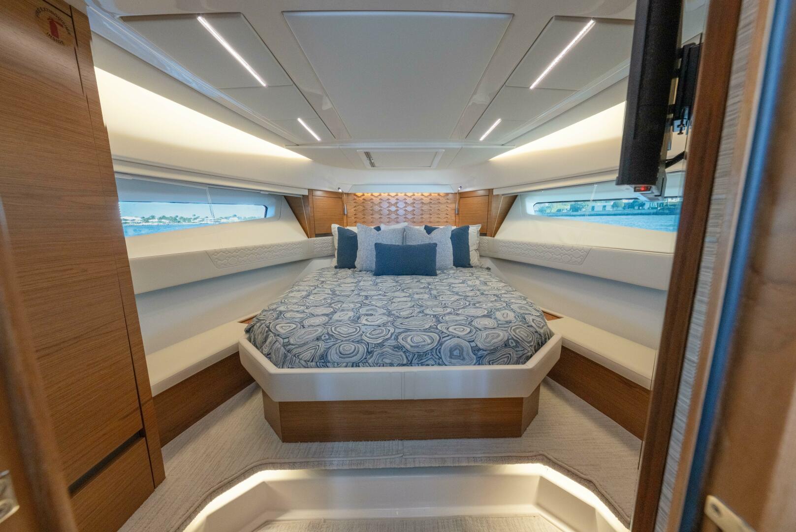 2025 Tiara Yachts 43 LE - Image 34