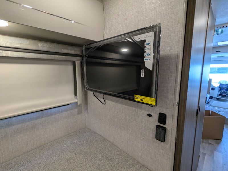 2025 Thor Motor Coach Axis
