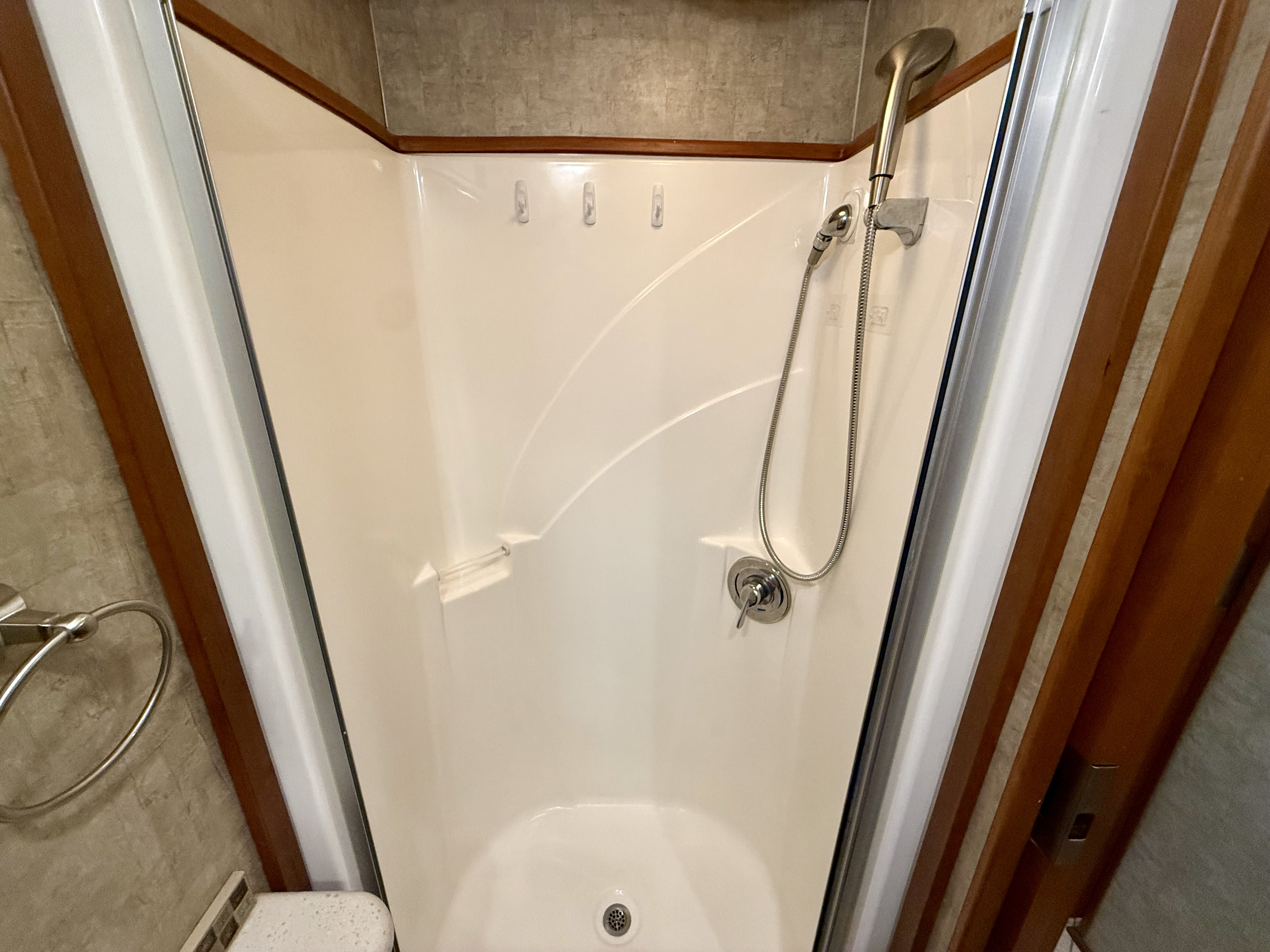 2015 Winnebago Adventurer 38Q - Image 21