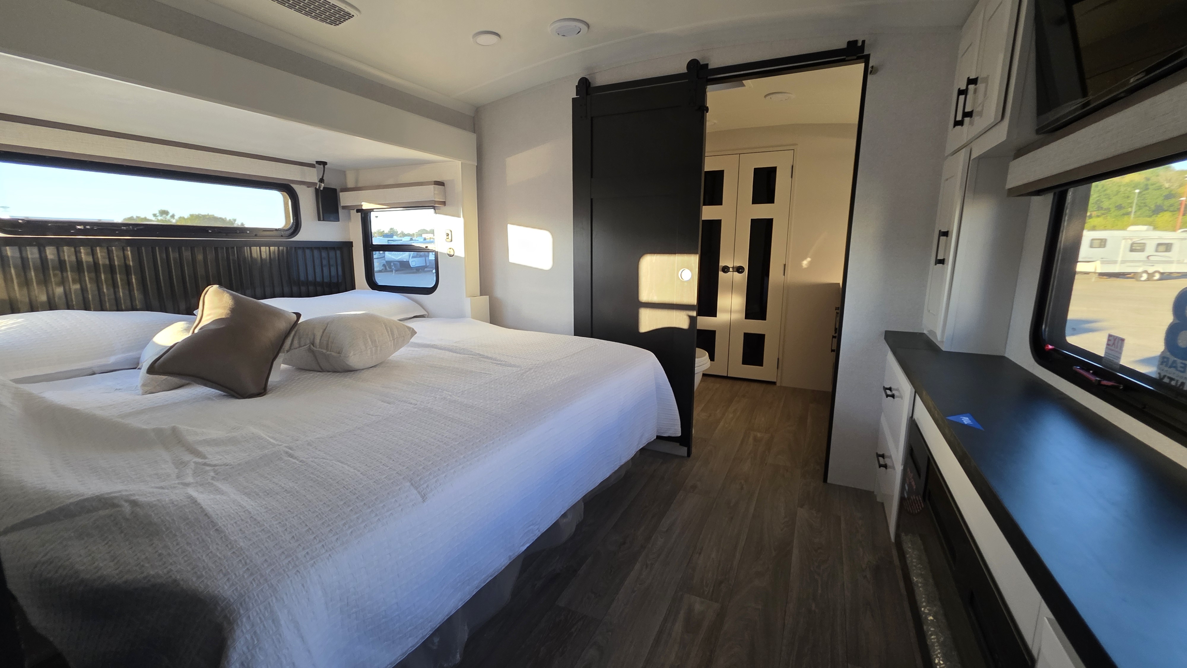 2027 JAYCO PINNACLE 38FBRK - Image 18