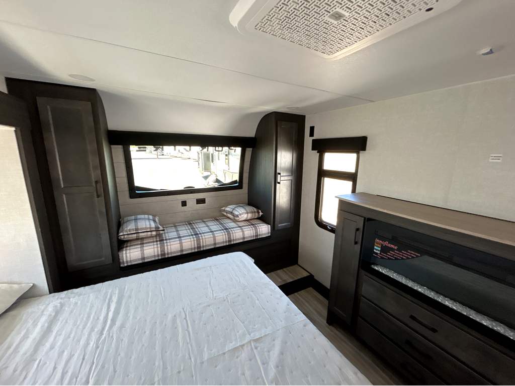 2026 VENTURE RV SPORTTREK 353VIK - Image 26
