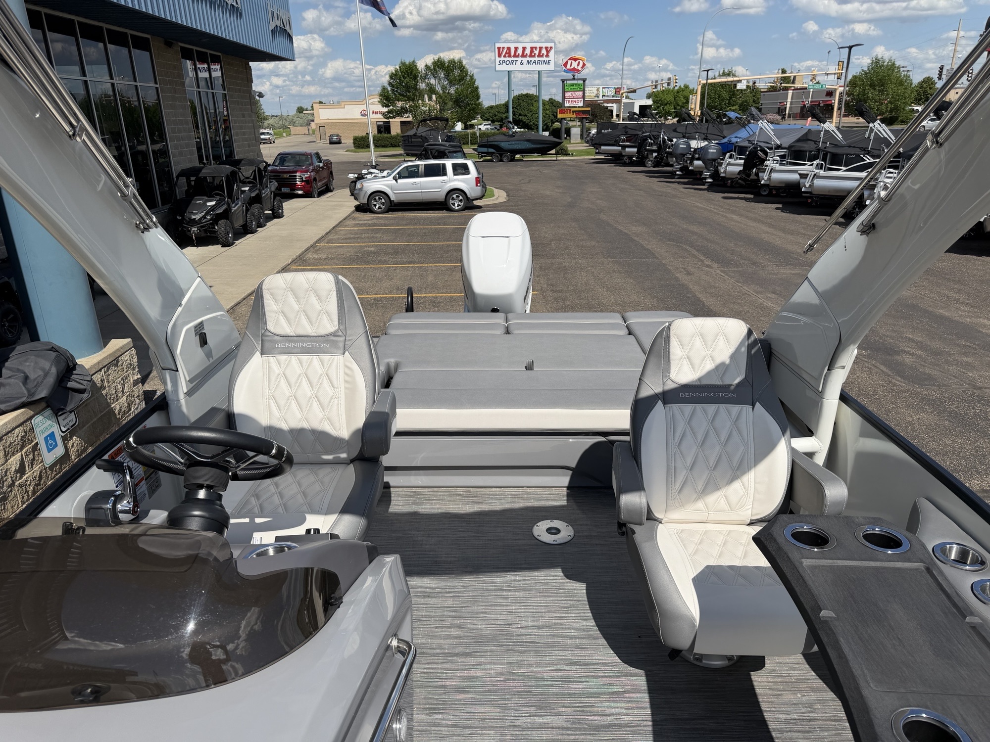 2023 Bennington 25QSBA Swingback with Power Arch - Image 18