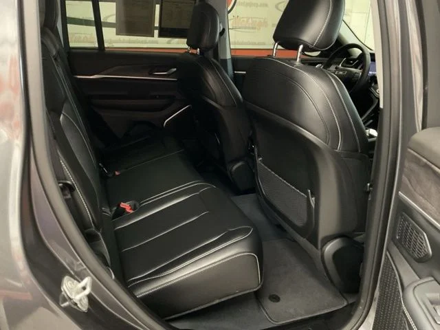 2023 Jeep Grand-Cherokee-L Laredo Altitude 4x4 - Image 24
