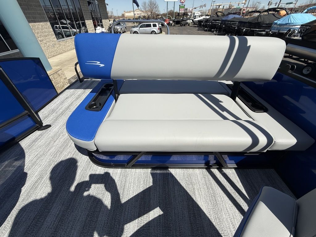 2025 Bennington 22 SSB Swingback Tri-Toon Pontoon - Image 17