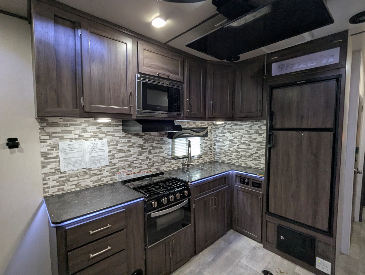 2021 PACIFIC COACHWORKS BLAZEN 2614 - Image 15