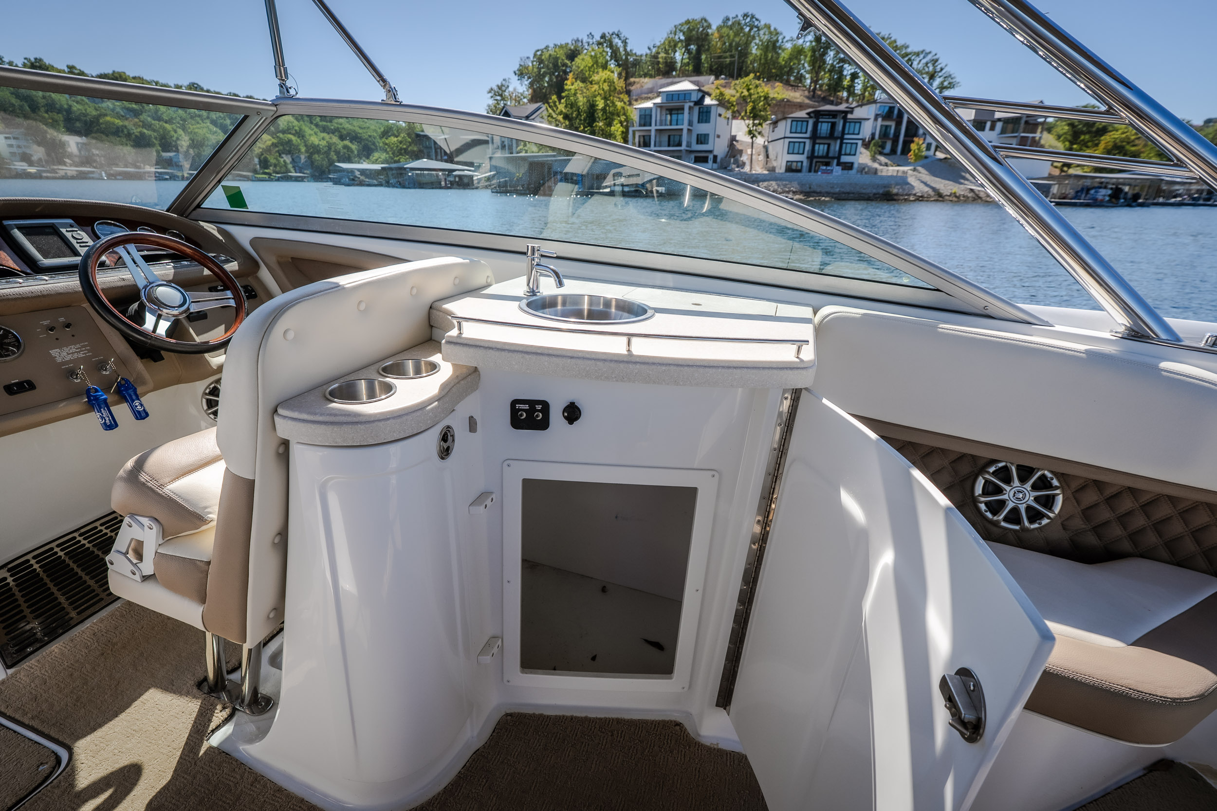 2010 Cobalt 302 - Image 25