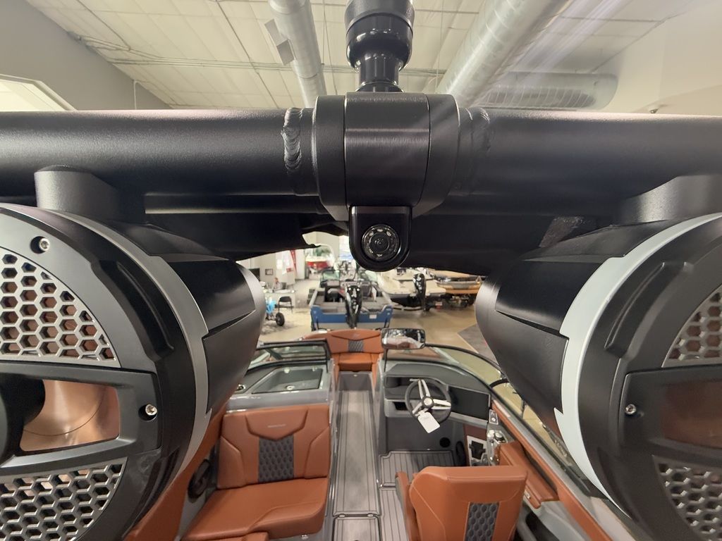 2025 MasterCraft XT22 - Image 23