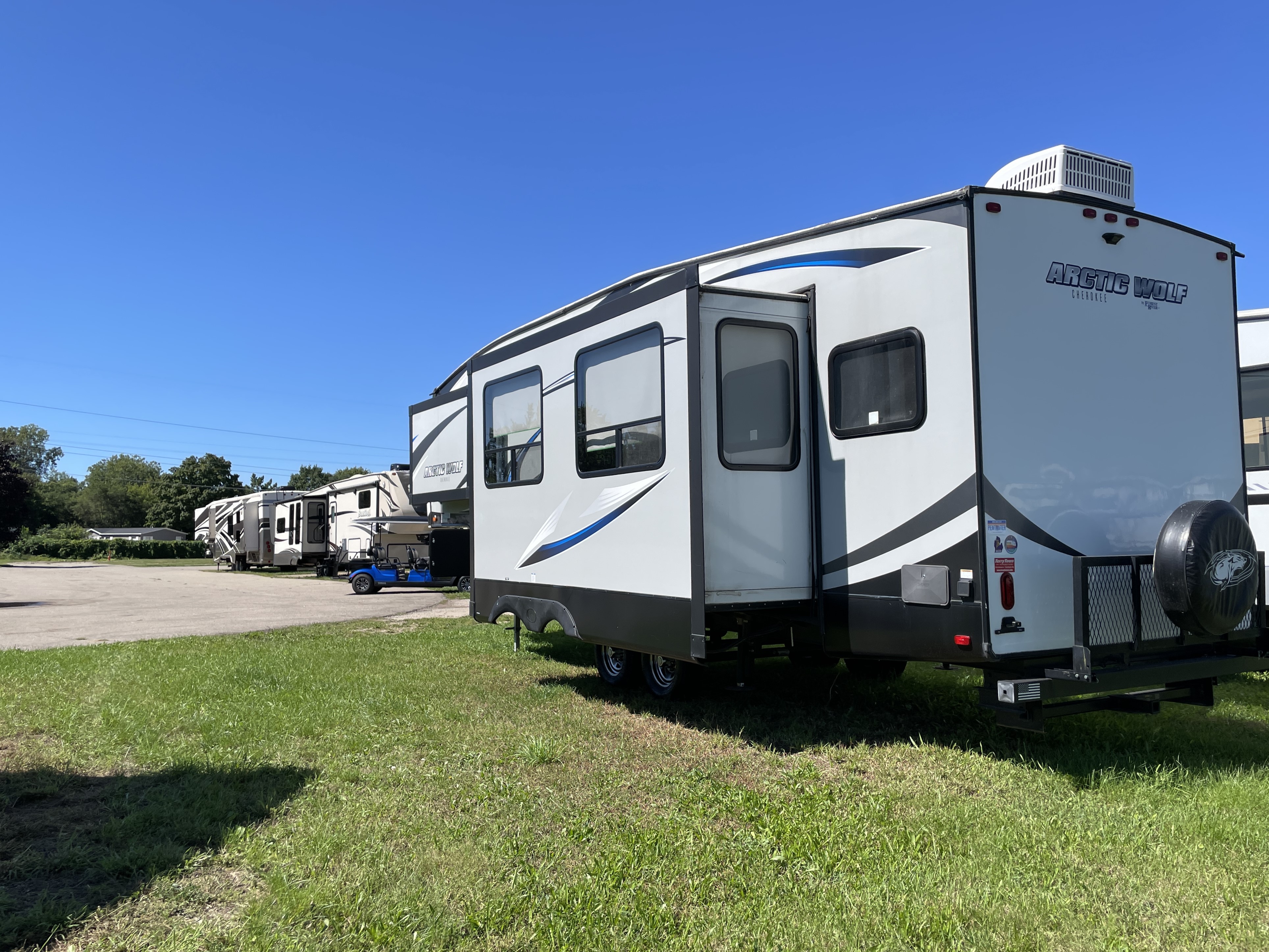 2018 Forest River Cherokee Arctic Wolf 265DBH8 - Image 5