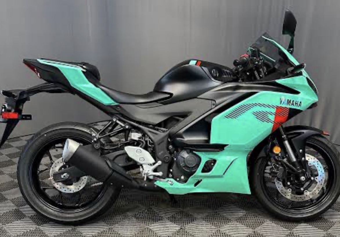 2027 Yamaha YZF R3 - Image 1