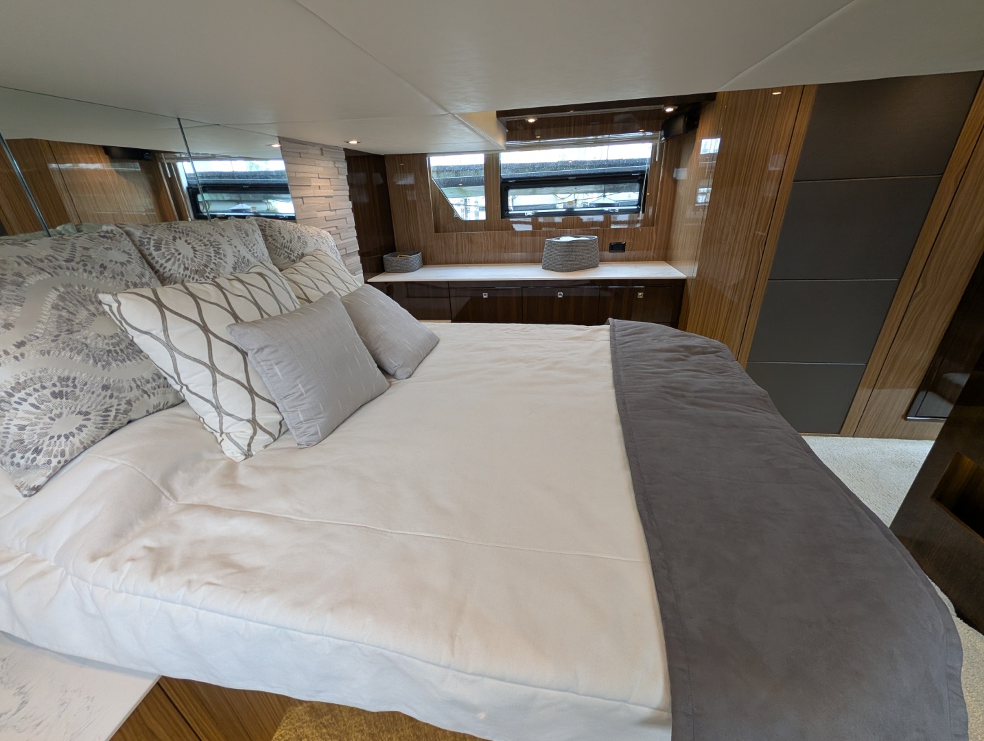 2022 Cruisers Yachts 54 Cantius - Image 32
