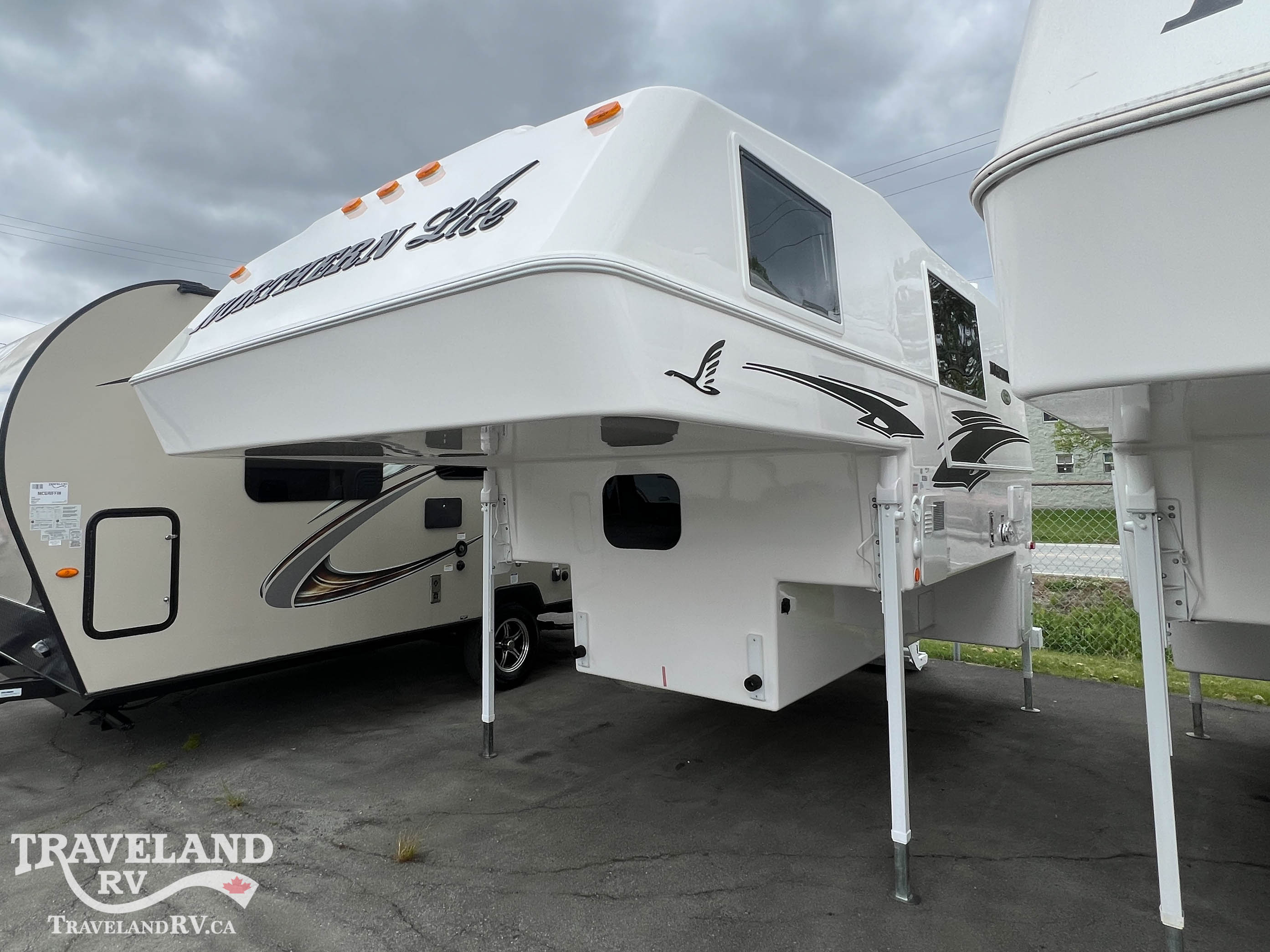 2025 NORTHERN LITE LIMITED EDITION 811DB - Image 3