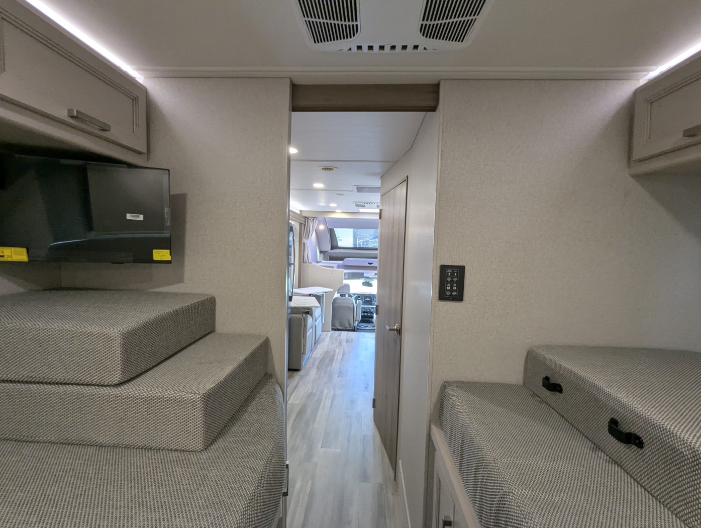 2027 Thor Motor Coach Omni Z30 - Image 35
