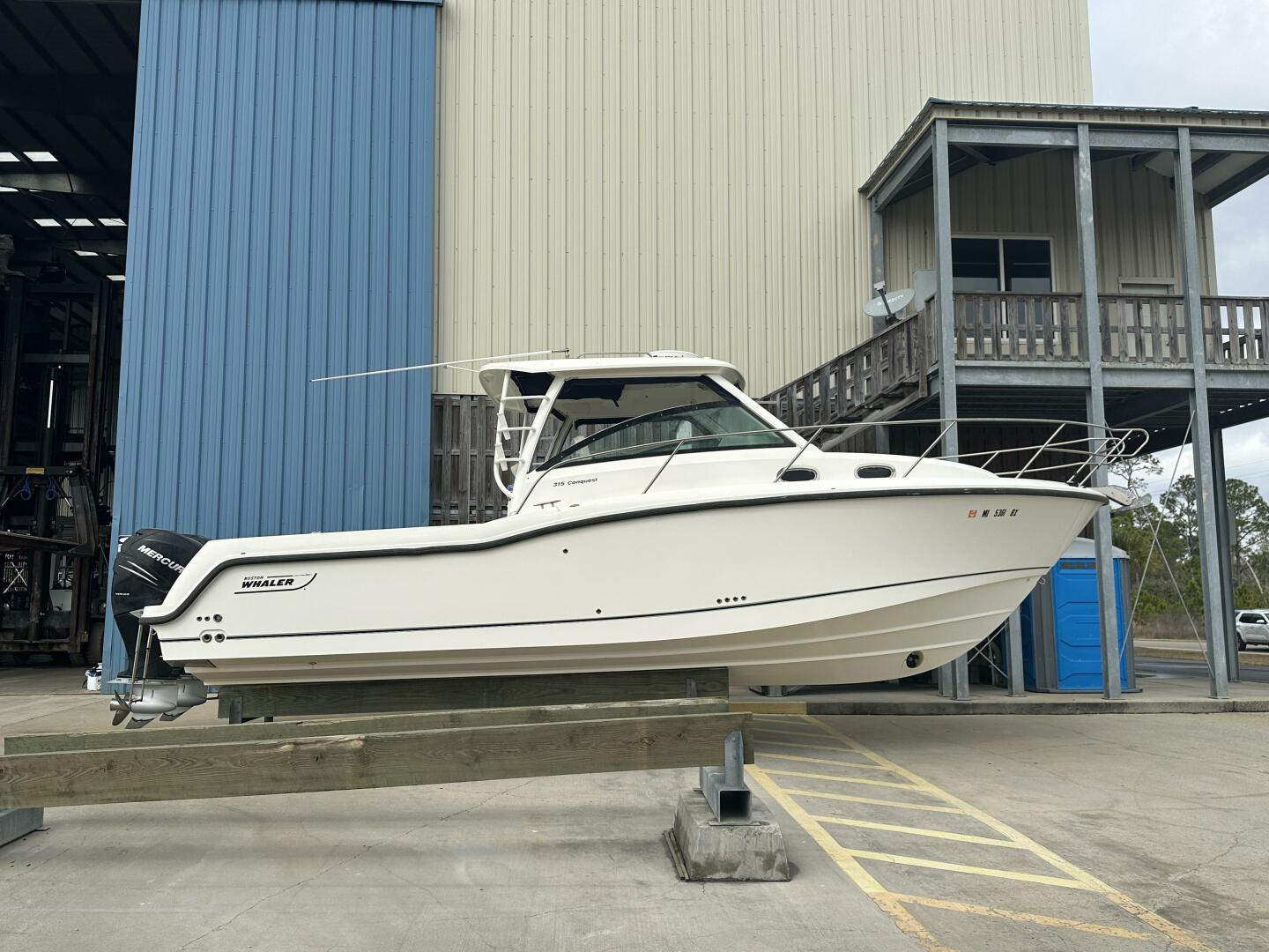 2016 Boston Whaler 315 Conquest - Image 2