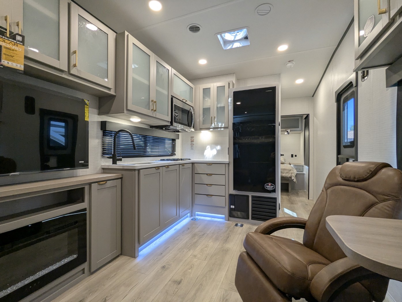 2027 FOREST RIVER STEALTH SFT2730 - Image 24