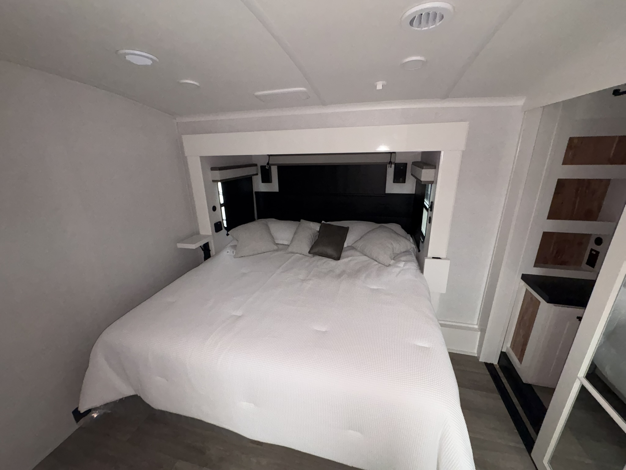 2027 JAYCO PINNACLE 32RLTS - Image 42