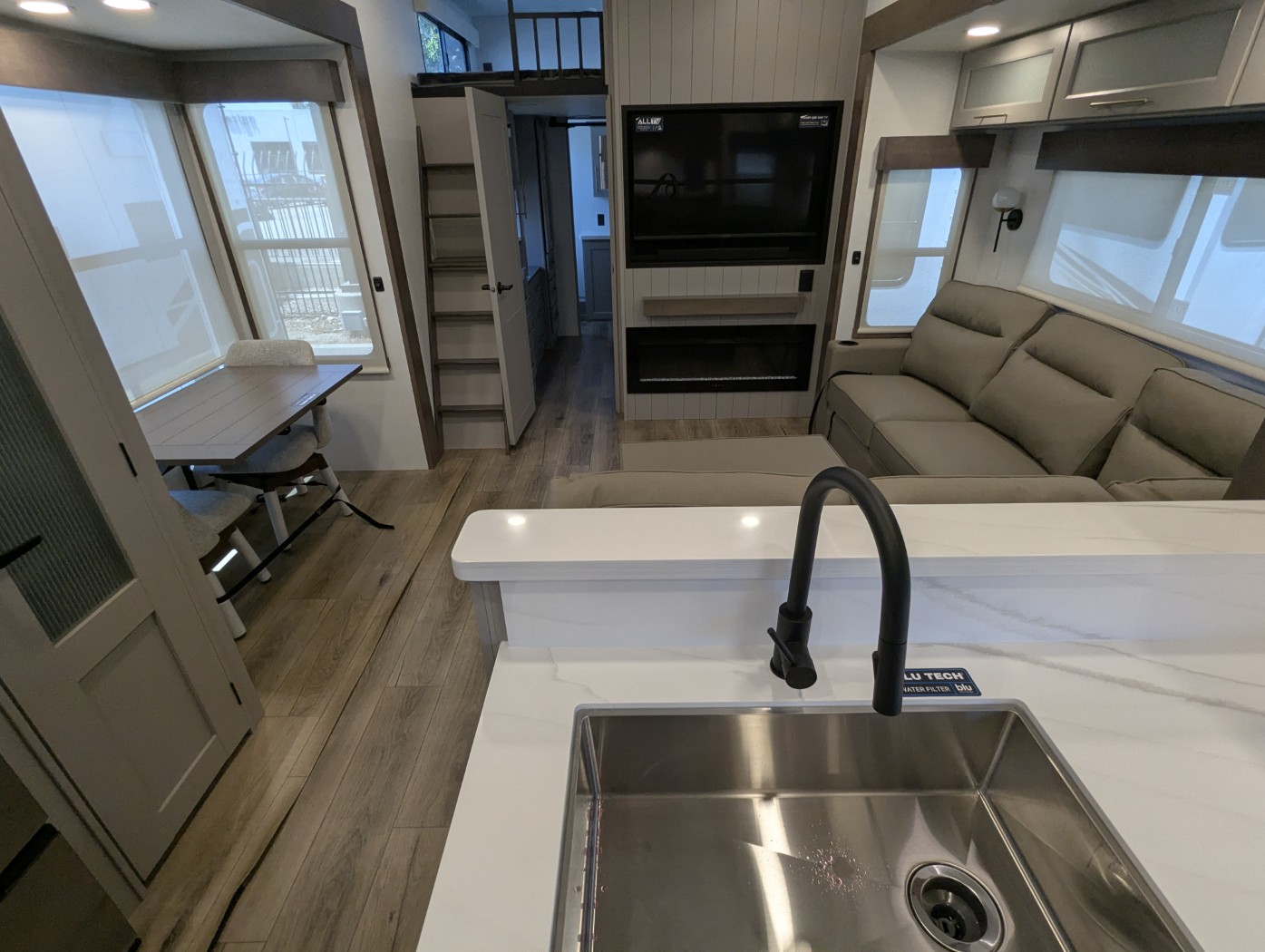 2026 Alliance RV Paradigm 395DS - Image 17