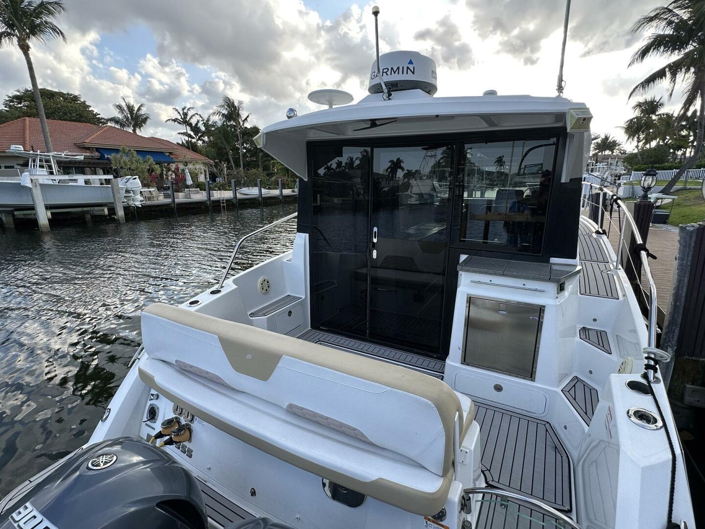 2020 Four Winns Vista 355 Coupe - Image 7