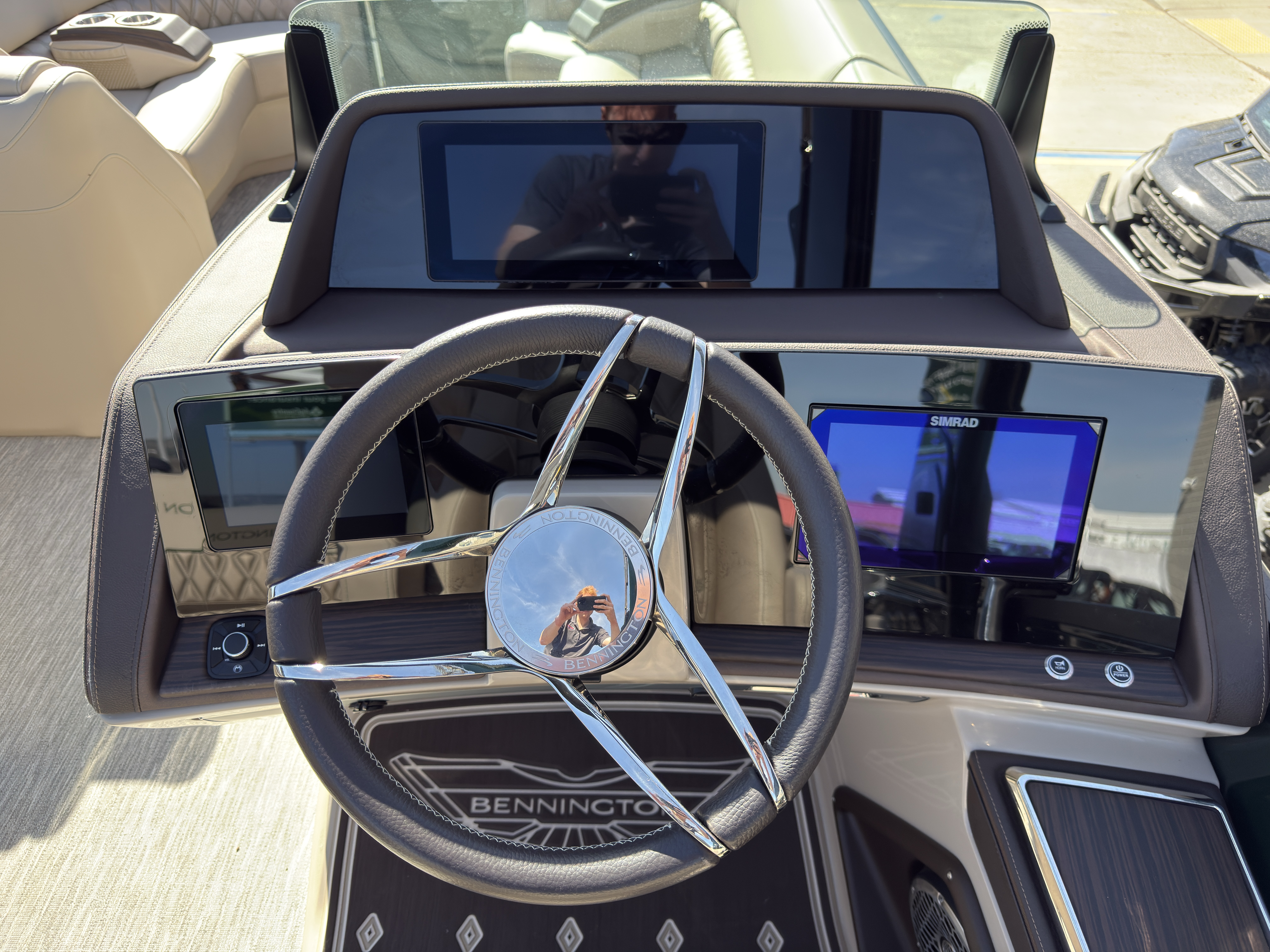 2026 Bennington 25QXSBA 425HP V10 Tritoon Pontoon - Image 18