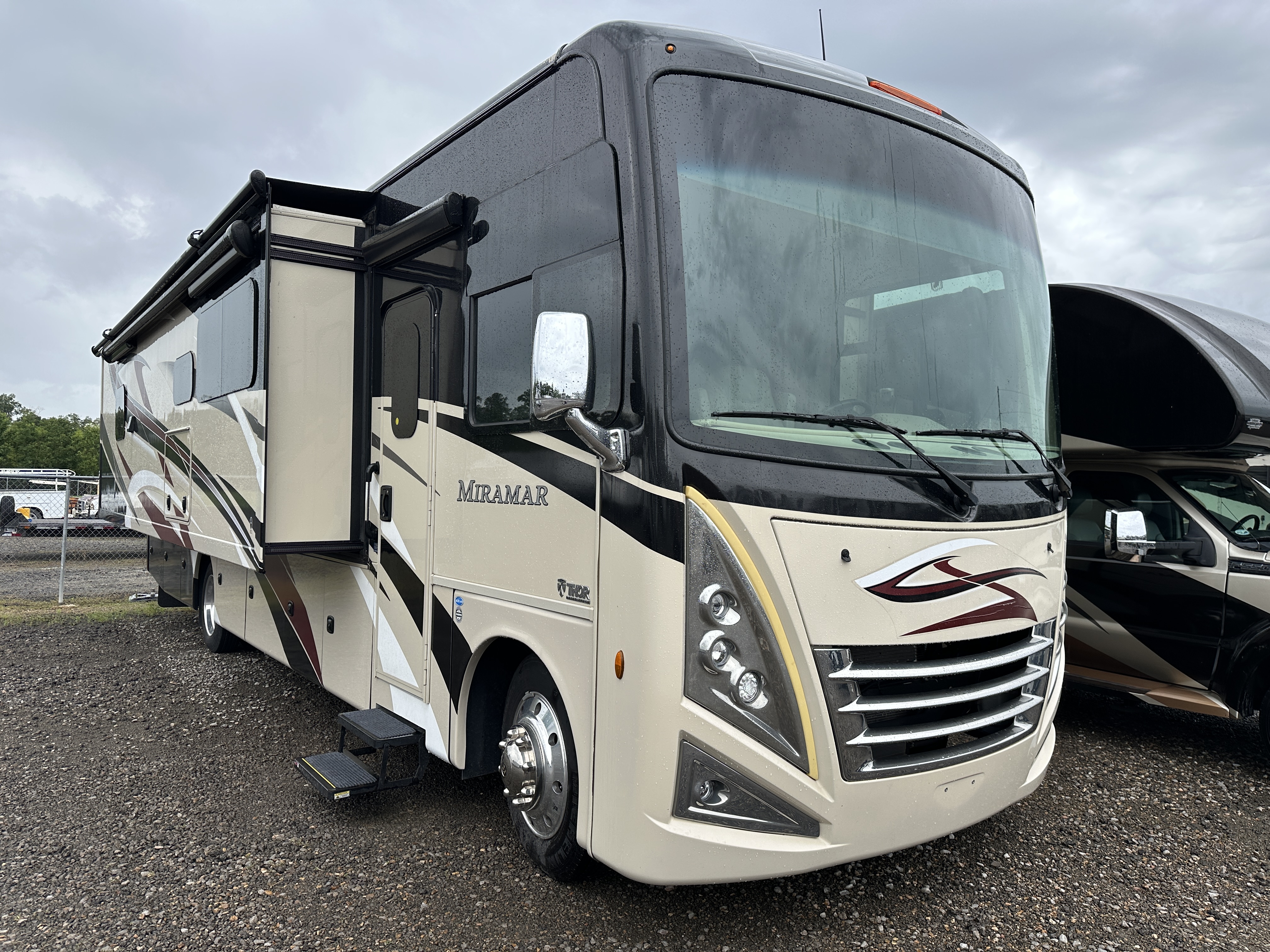 2022 THOR MOTOR COACH MIRAMAR 35.2 - Image 1