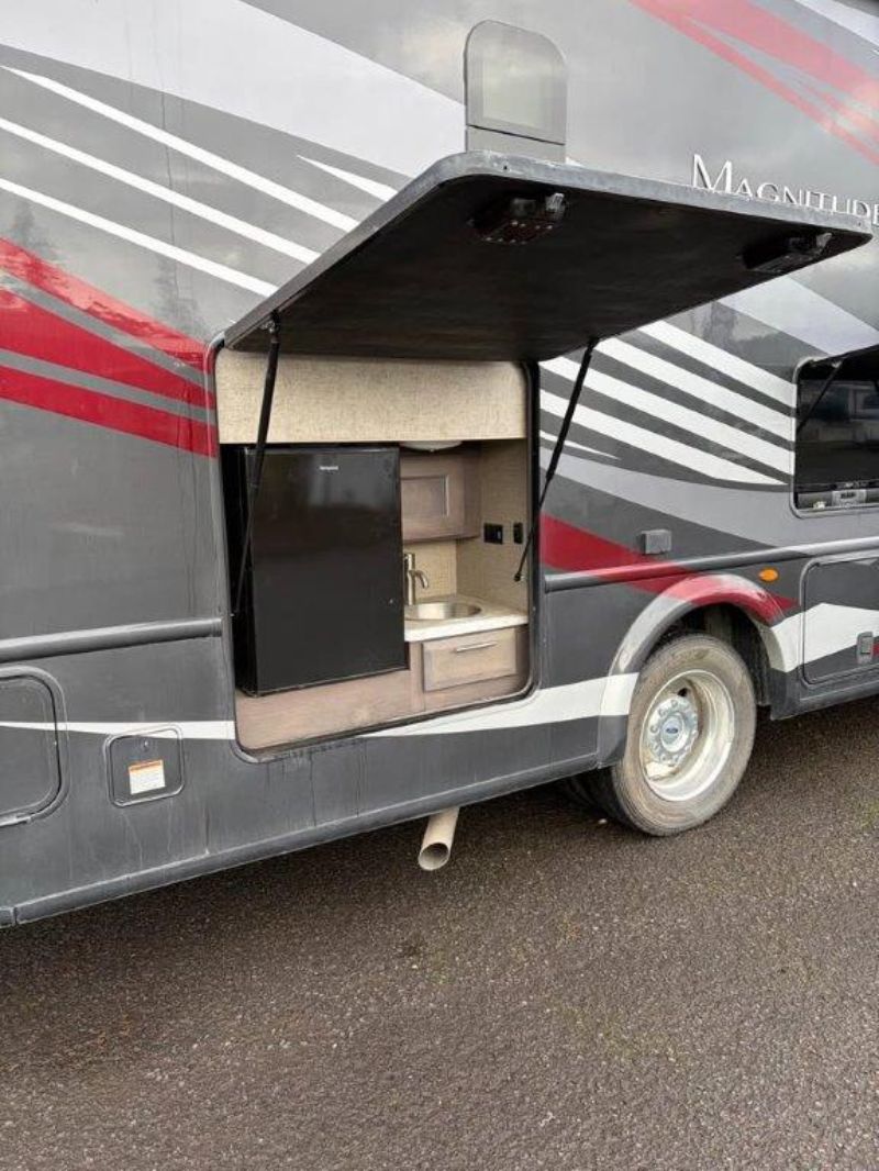 2021 Thor Motor Coach Magnitude SV34 - Image 6