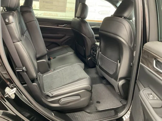 2026 Jeep Grand-Cherokee-L Laredo Altitude 4x4 - Image 24