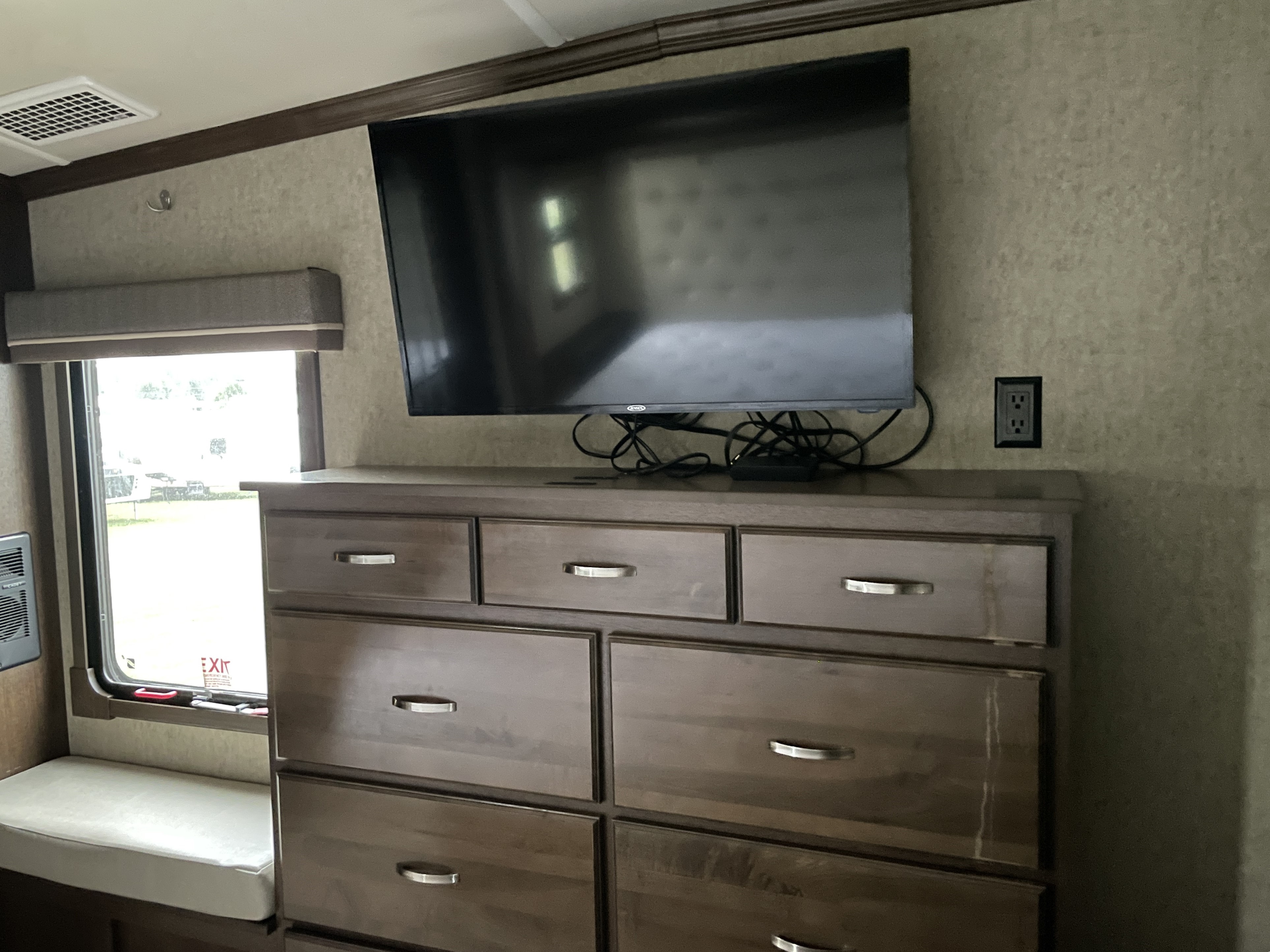 2018 Forest River Cedar Creek Champagne Edition 38EL - Image 23