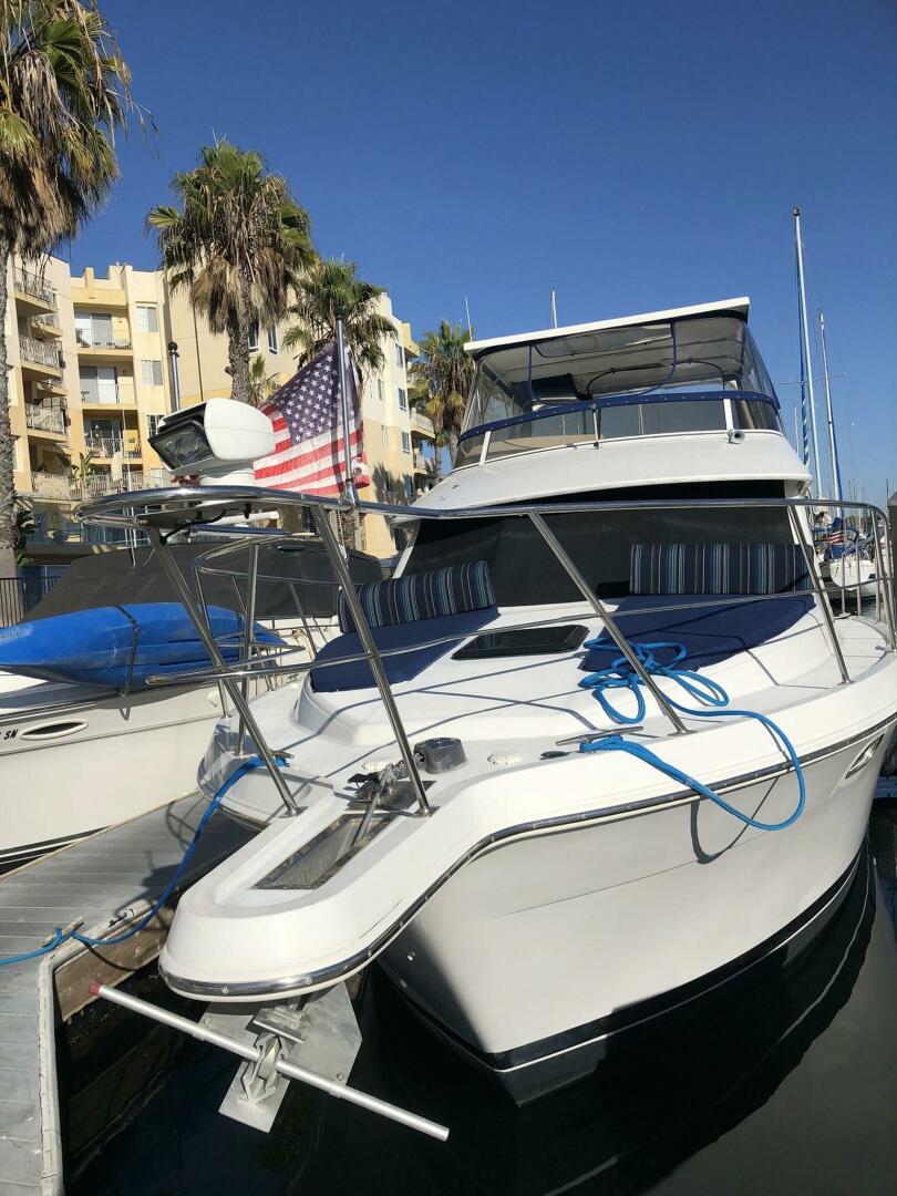 1999 Carver 370 - Image 2