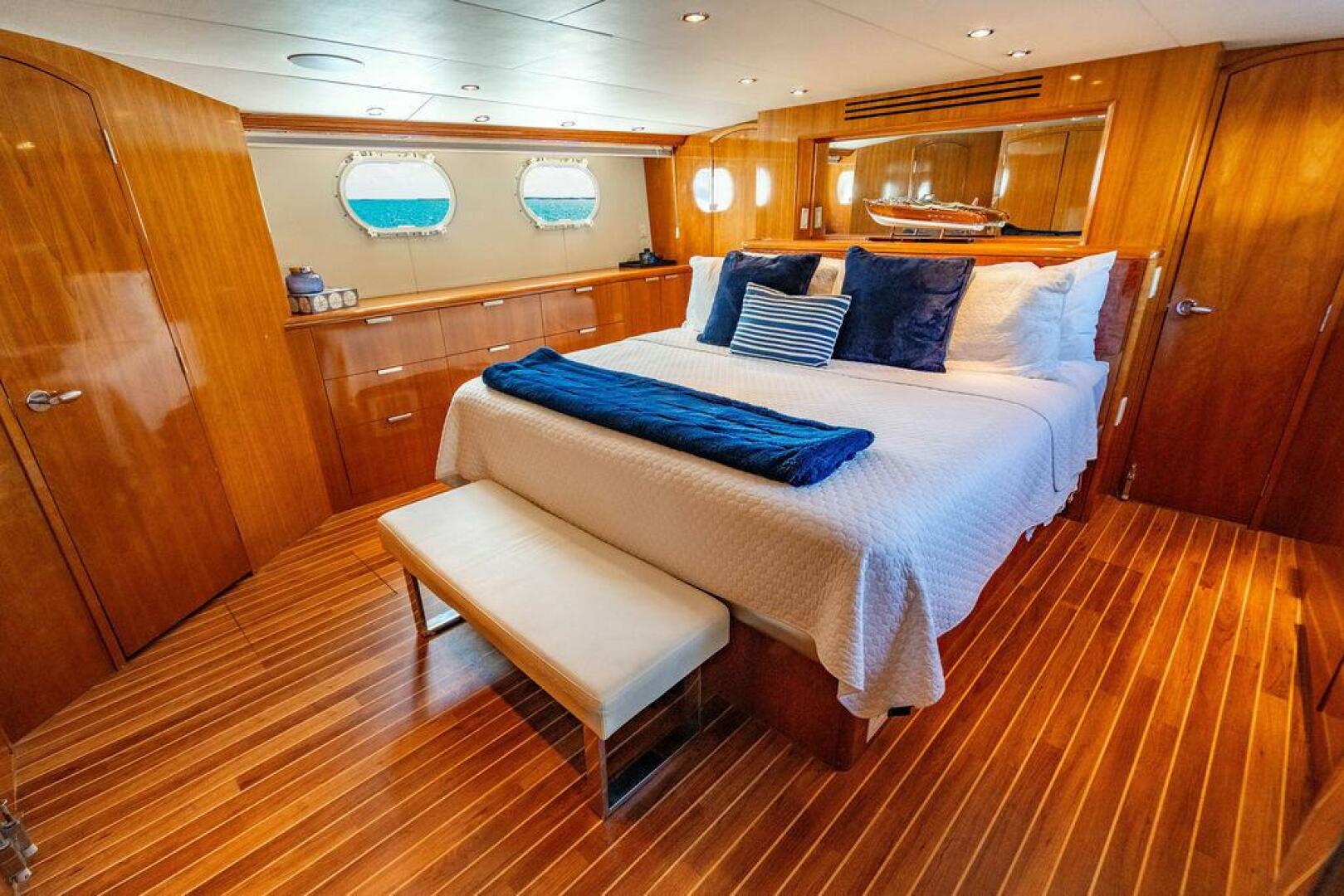 2003 Hatteras Cockpit MY - Image 10