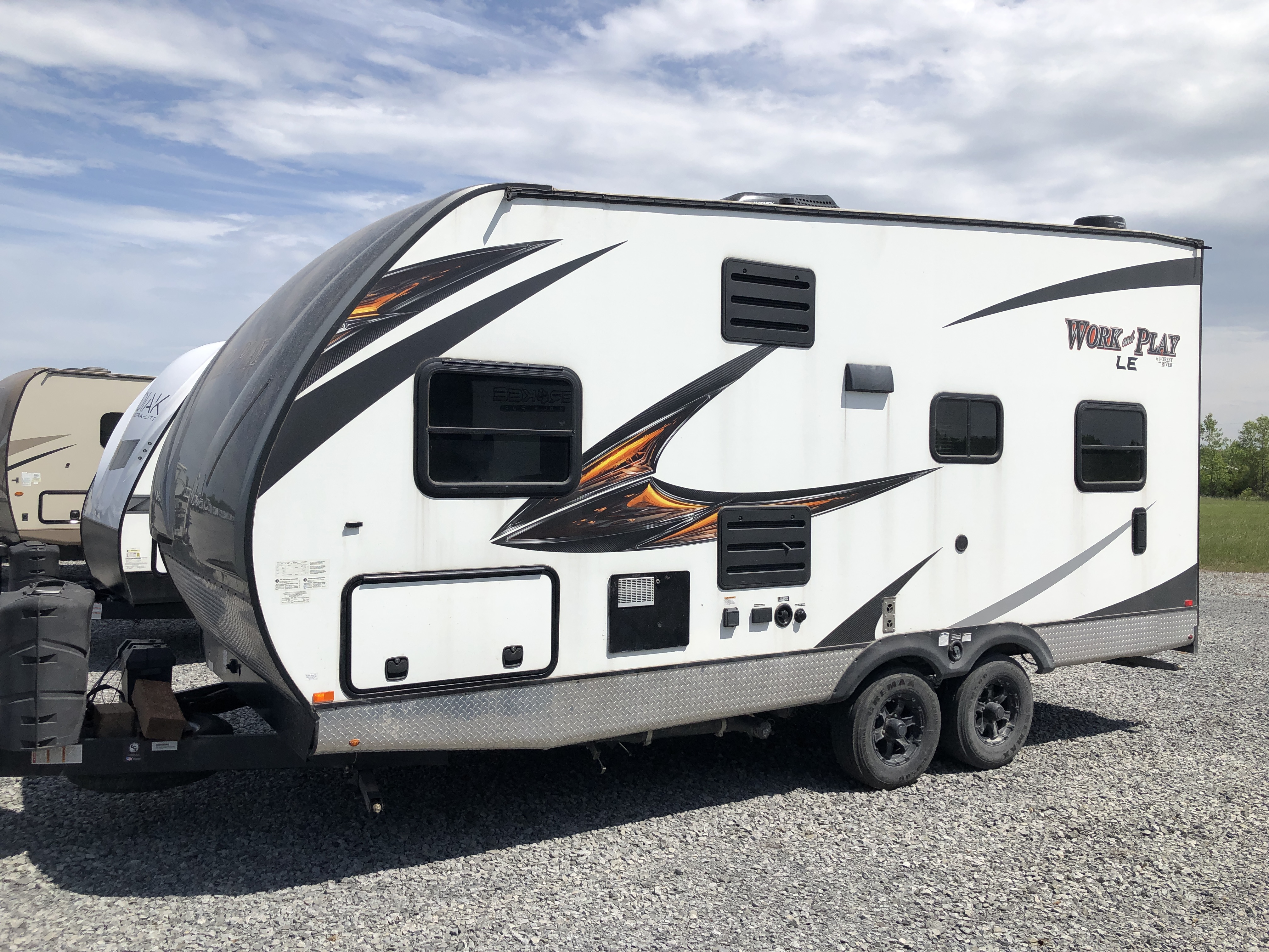 2019 WORK AND PLAY LE TOY HAULER 19WLE - Image 4