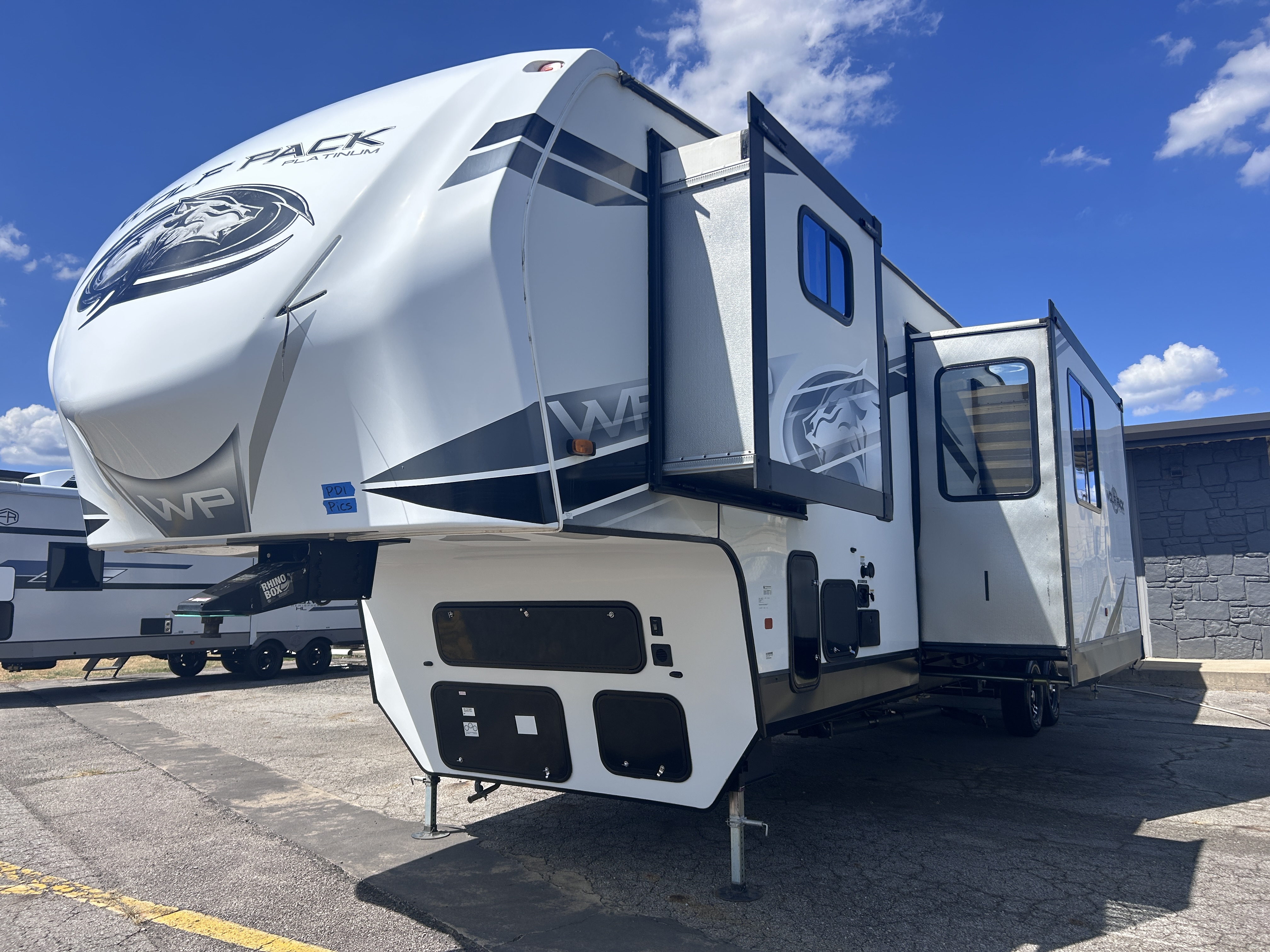 2023 Forest River ARCTIC WOLF WOLF PACK 365PACK16 - Image 4
