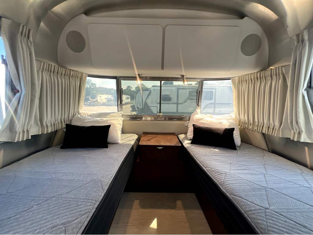 2022 AIRSTREAM GLOBETROTTER 25FBT - Image 19