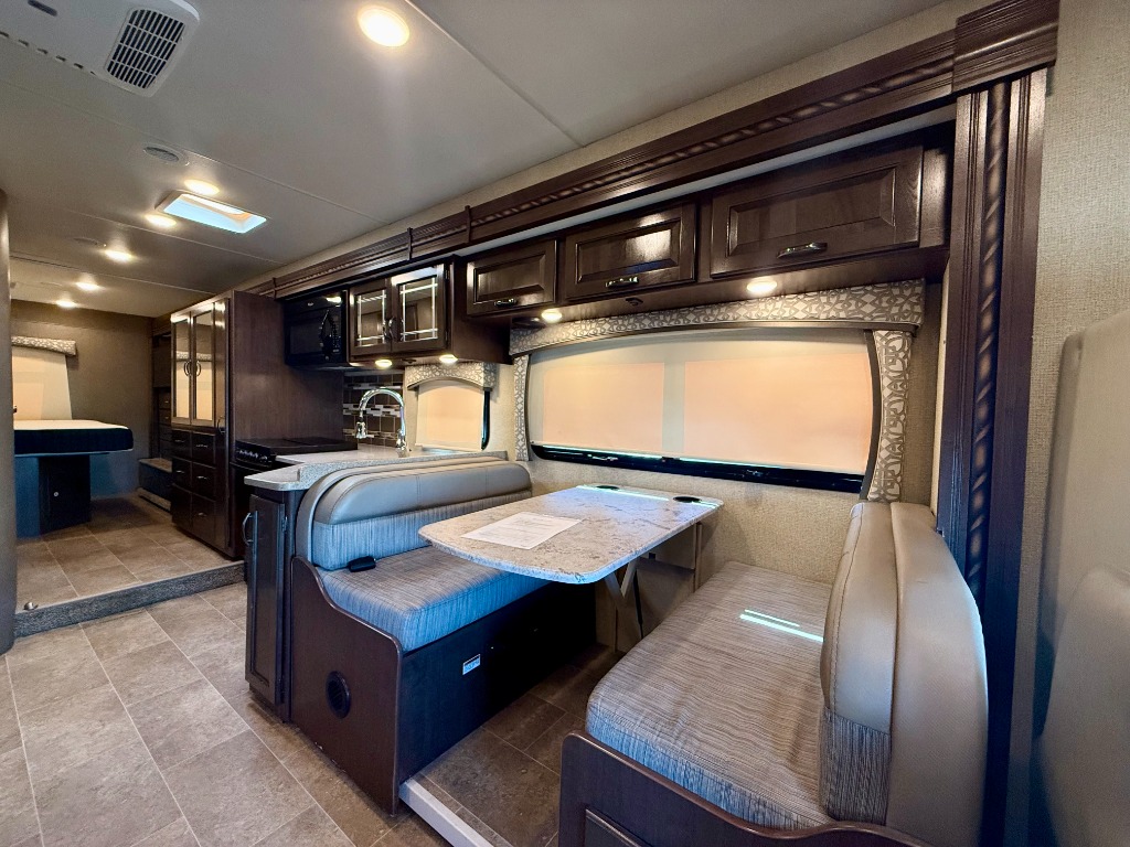 2017 Chateau 31W - Image 19