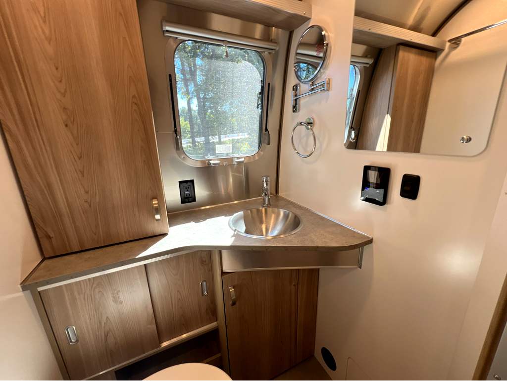 2027 AIRSTREAM FLYING CLOUD 25FBT - Image 23